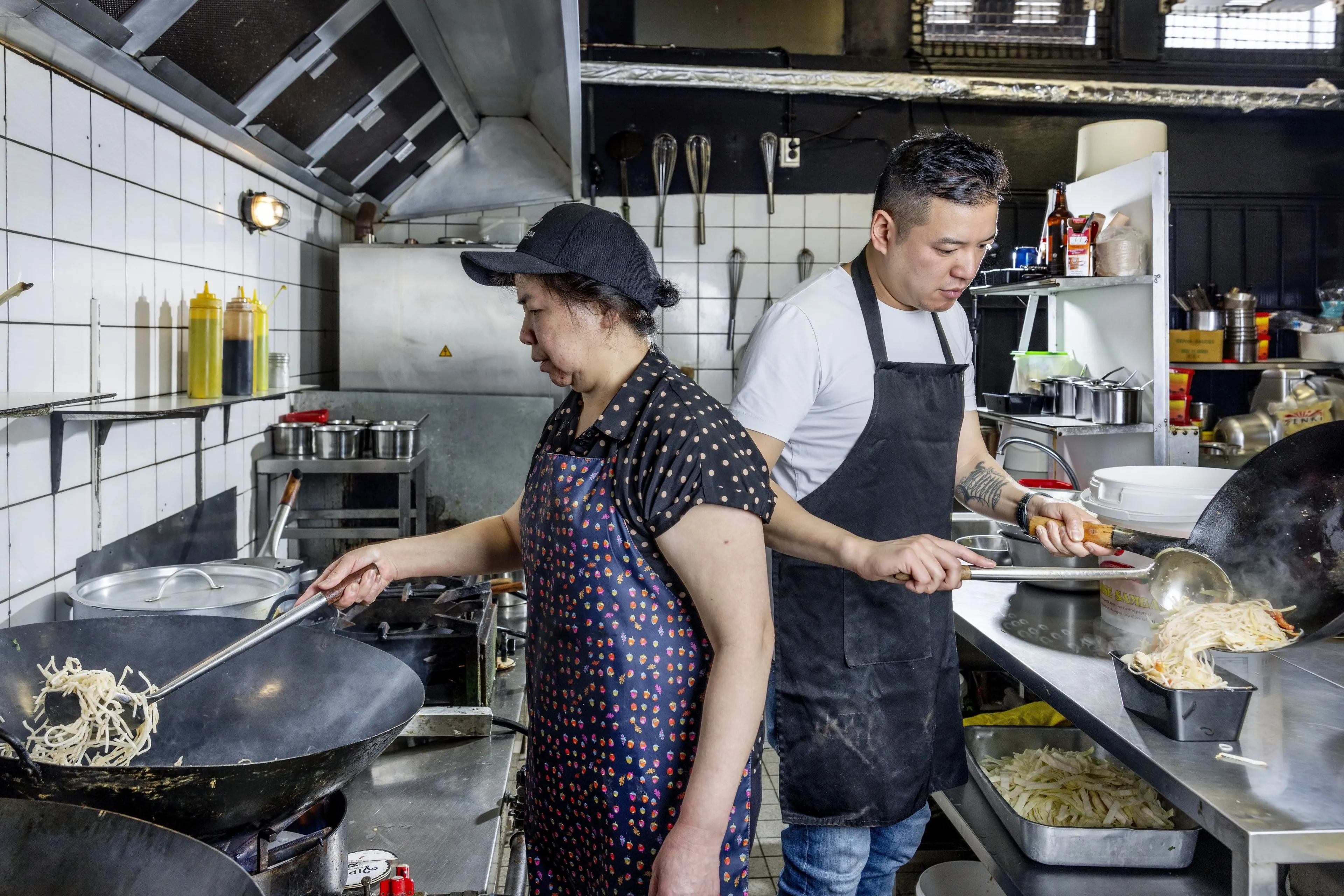 Groot tekort aan Chinese koks: gepensioneerde opa's en oma's weer achter de wok