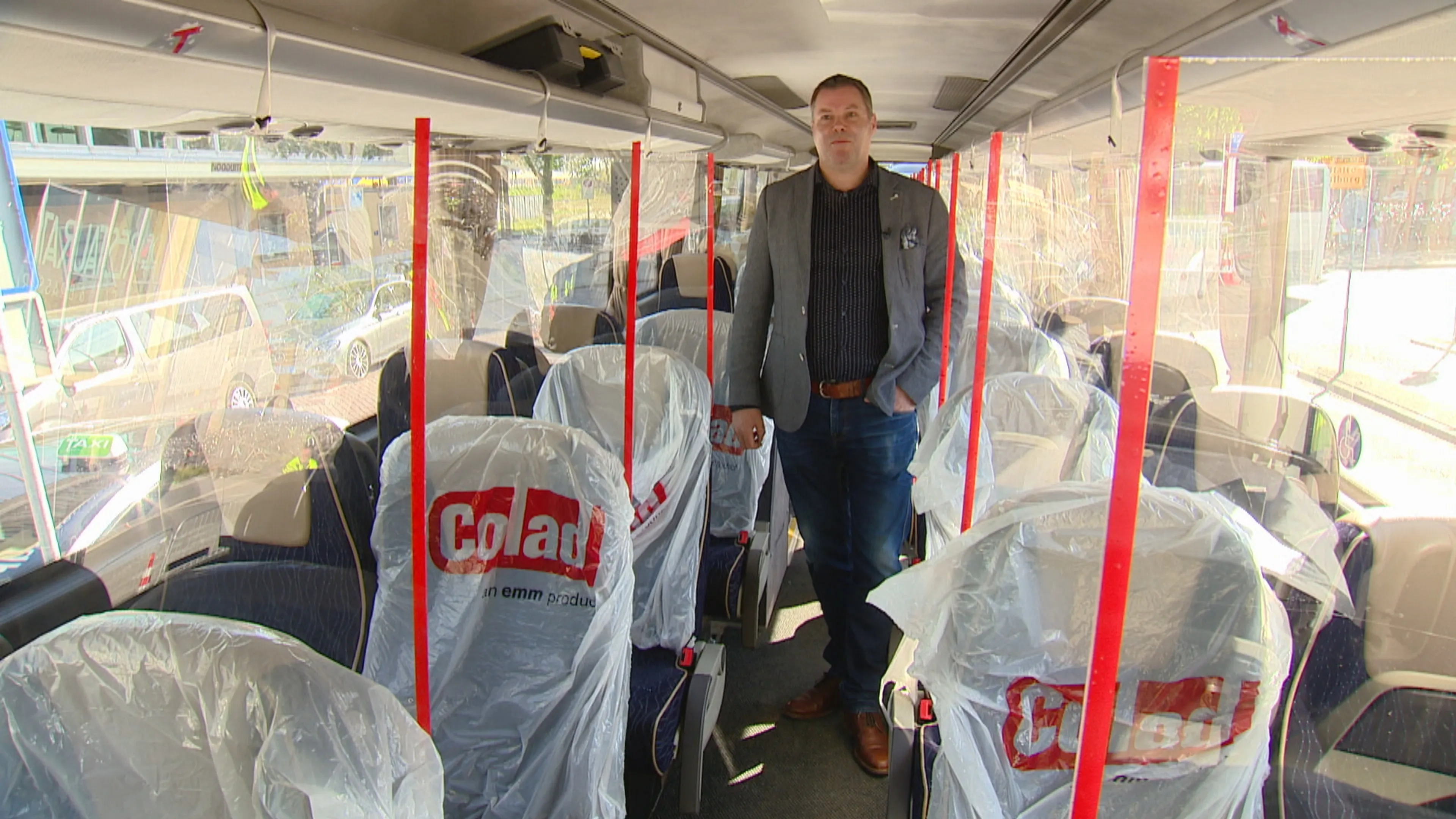 Coronaproof reizen met de bus: 'Dit is een beetje zoals je in films ziet, met gevangenen'