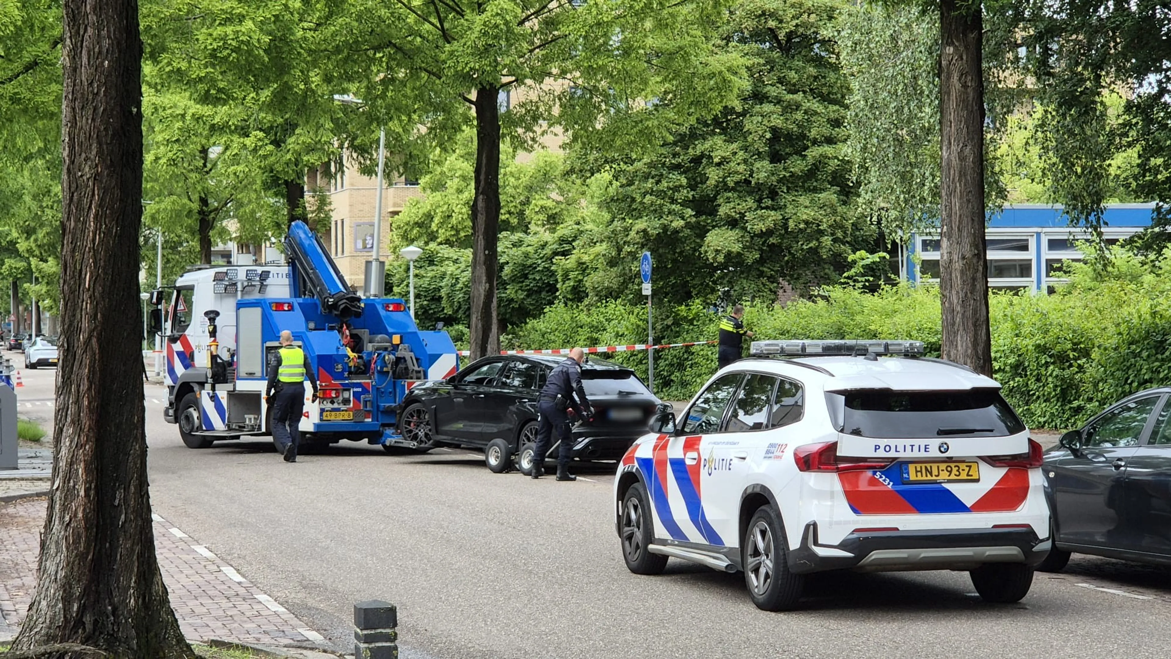 Mogelijke vluchtauto door politie meegenomen na explosie in Amsterdam