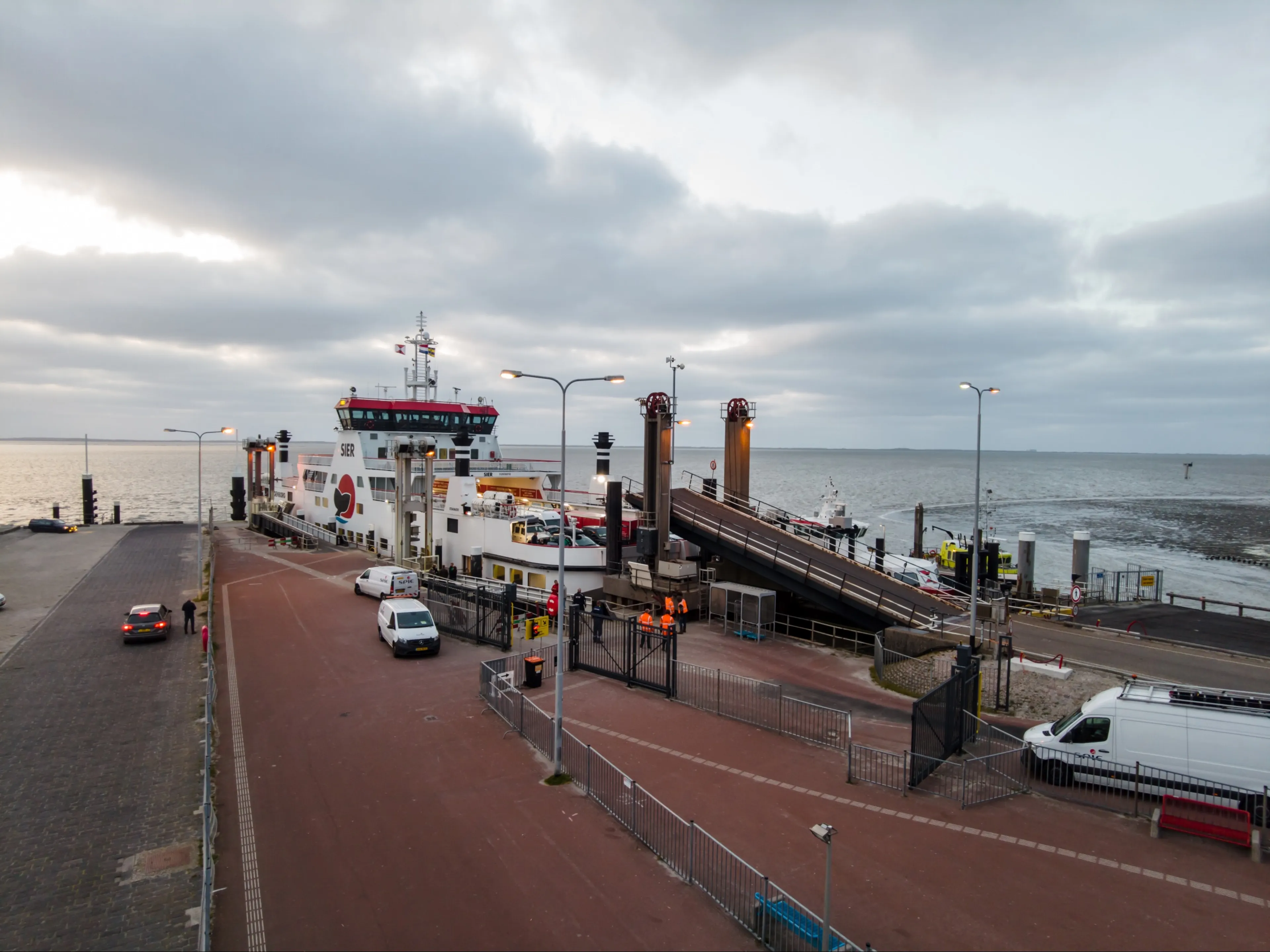Mensen vast op veerboot in Holwerd vanwege problemen met autobrug