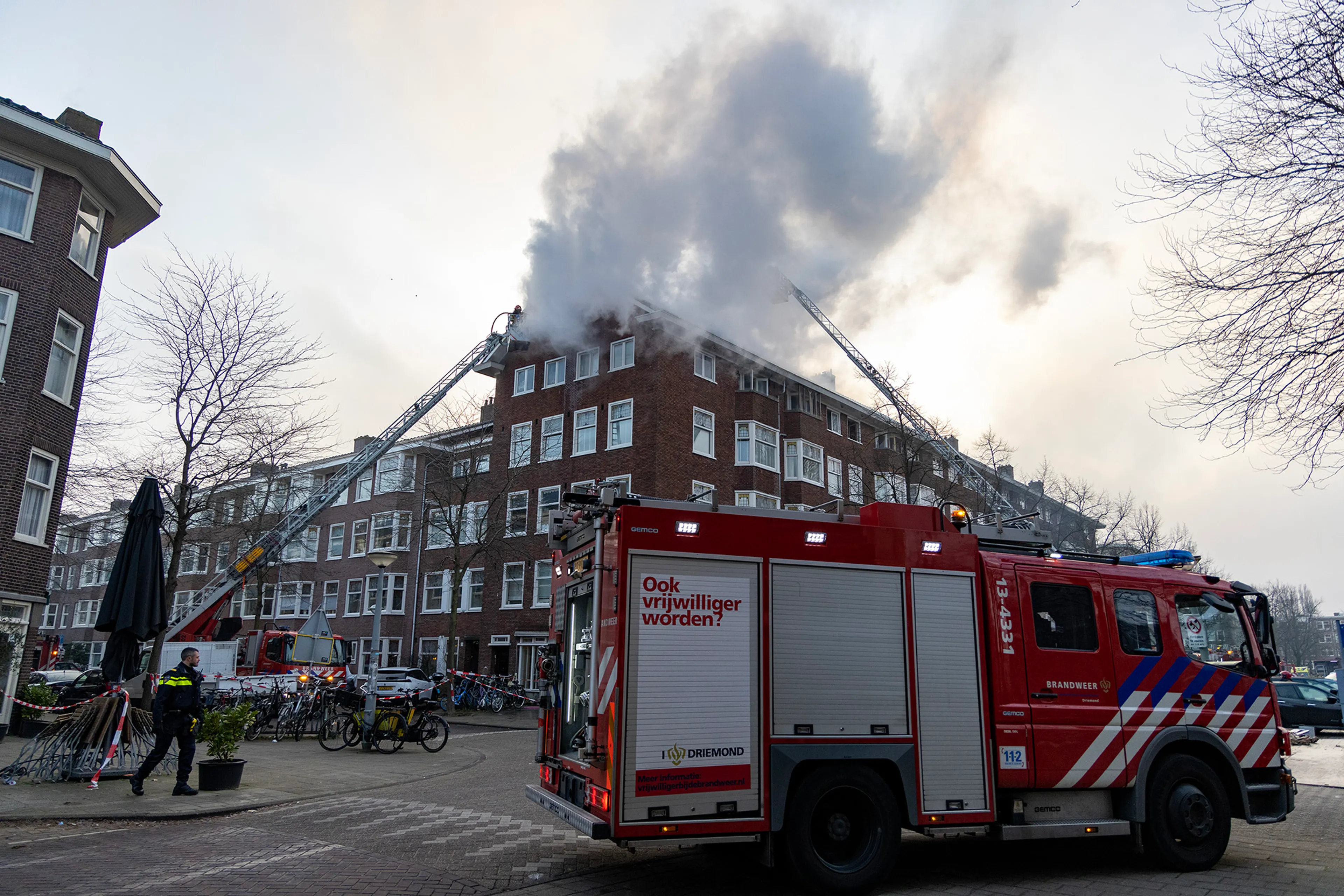 Zeer grote brand in Amsterdam-Zuid onder controle, pand ontruimd