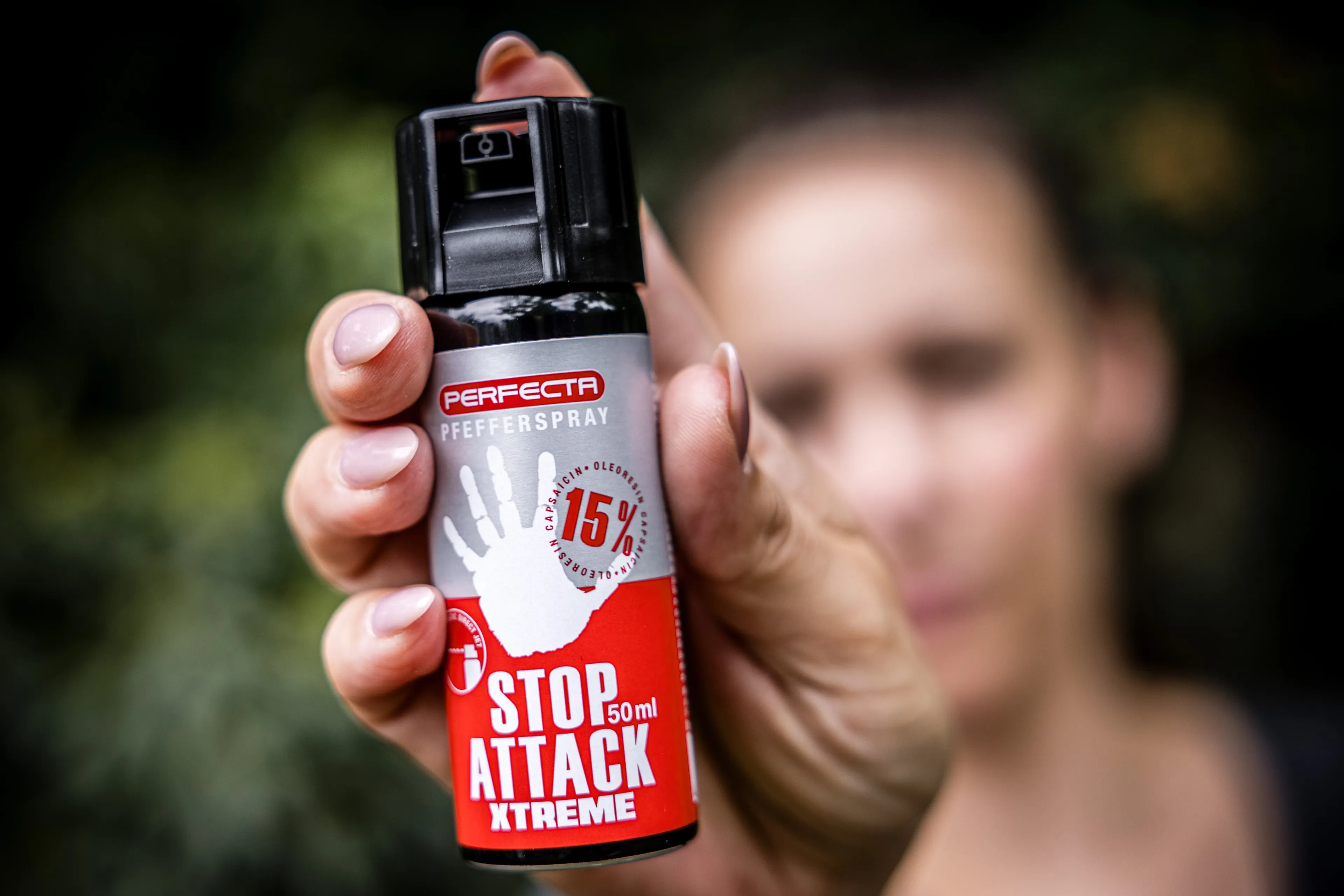 Kabinet overweegt vrouwen soms pepperspray te laten dragen