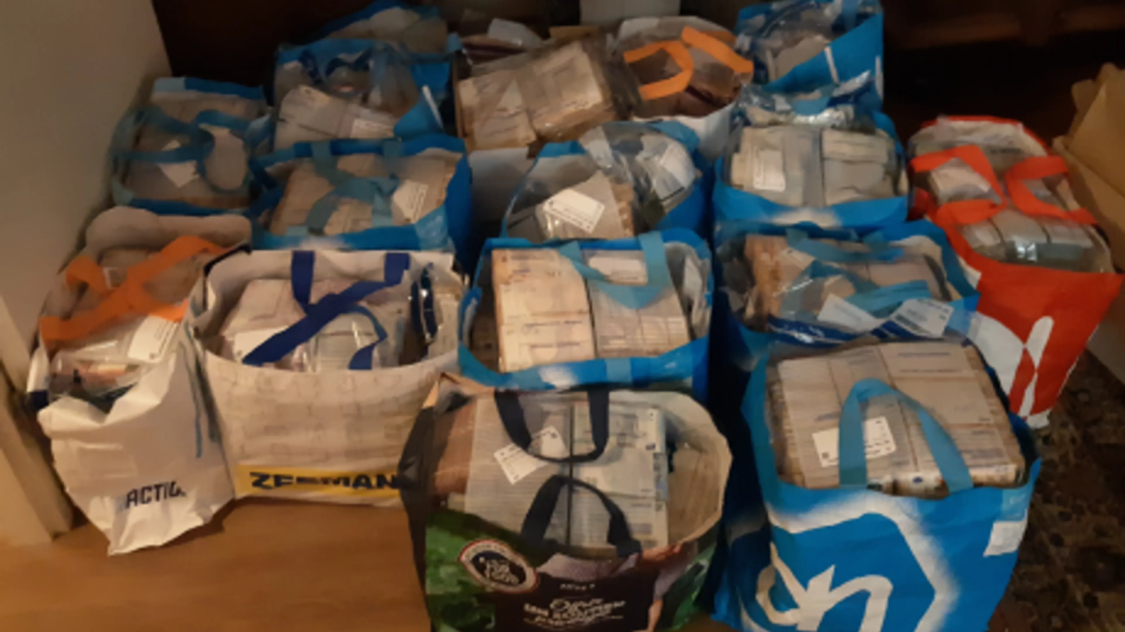 Politie vindt ruim 12,5 miljoen euro cash in verborgen ruimte in woning Eindhoven