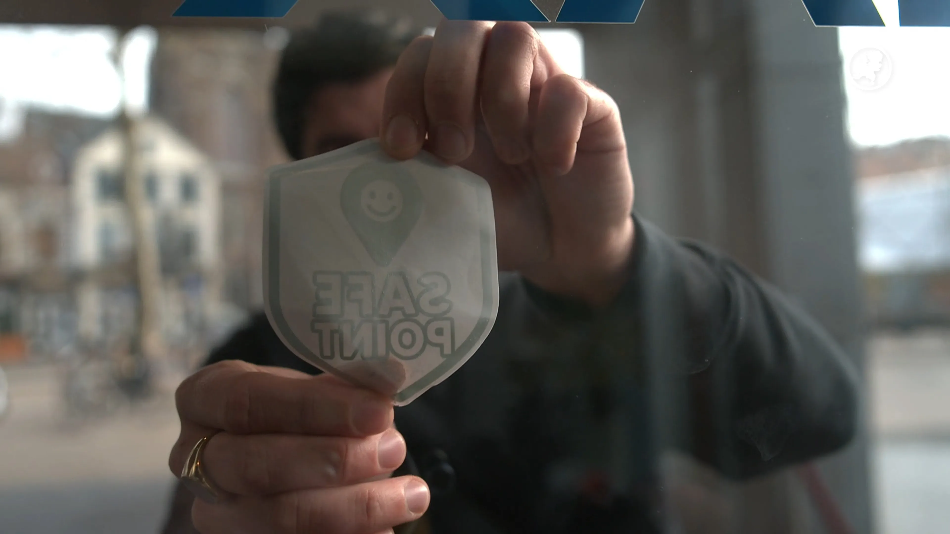 Deze sticker moet helpen als je je onveilig voelt op straat
