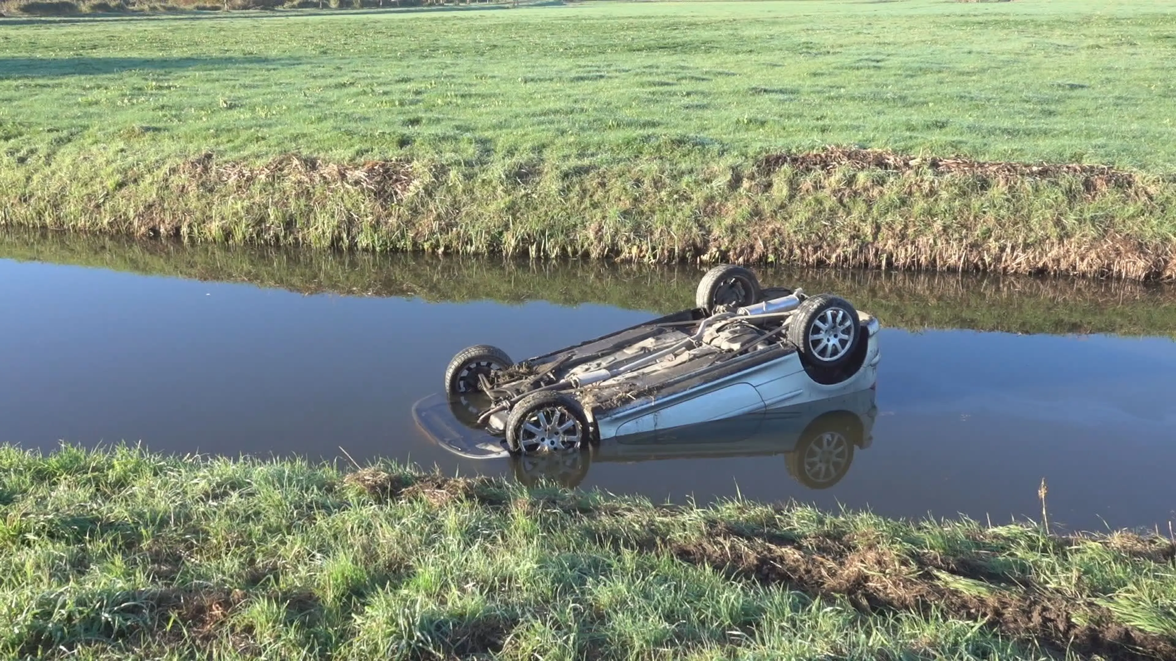 Heldendaad: vuilnisman (64) redt vrouw (22) uit te water geraakte auto 