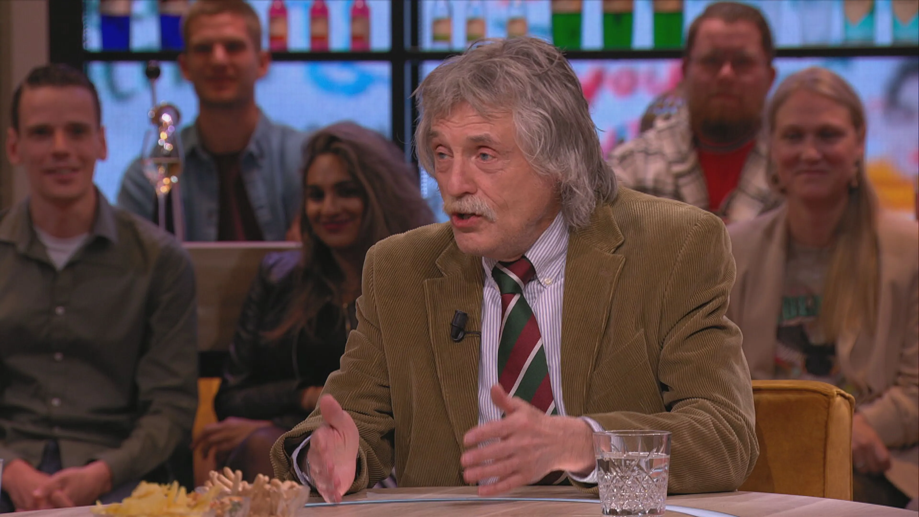 Johan Derksen bracht kaars in bij bewusteloze dronken vrouw: 'Jeugdzonde'
