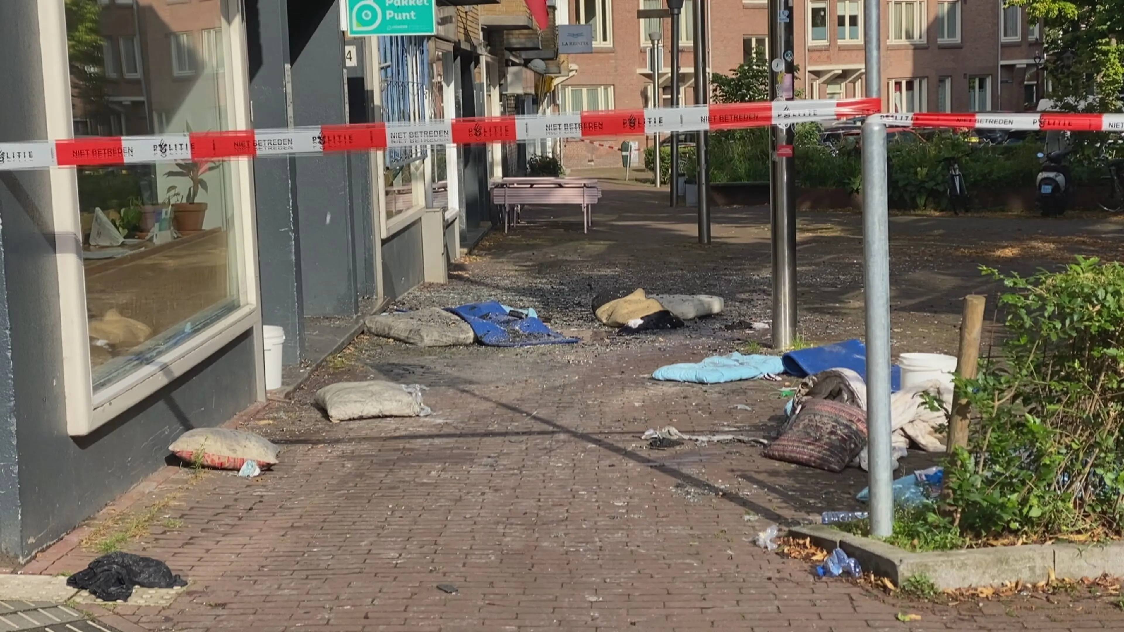 Helden vangen springende buren op met dekens en matrassen bij brand in Amsterdam