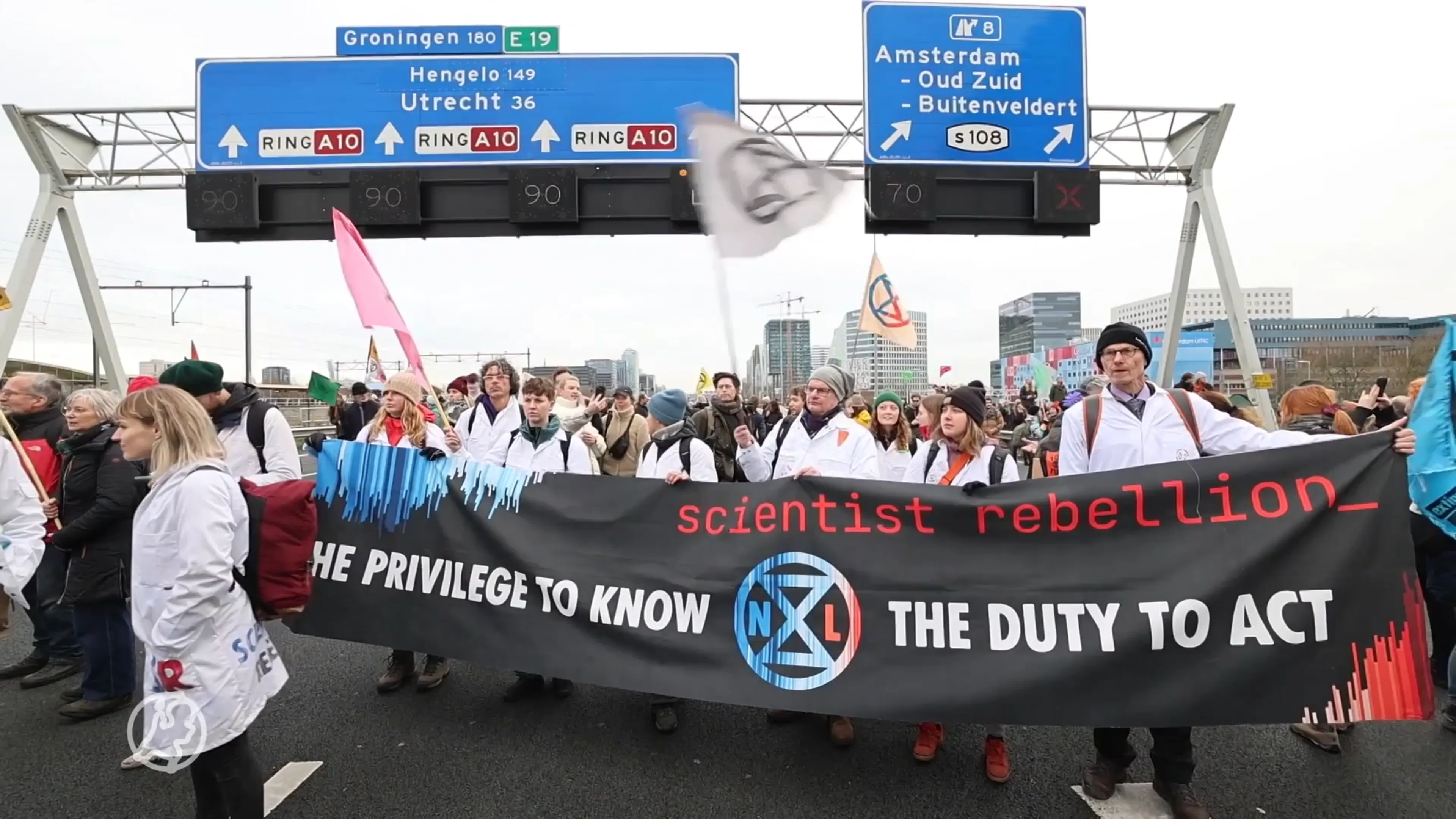 Politie begonnen met verwijderen van XR-activisten na 'levensgevaarlijke demonstratie' op A10