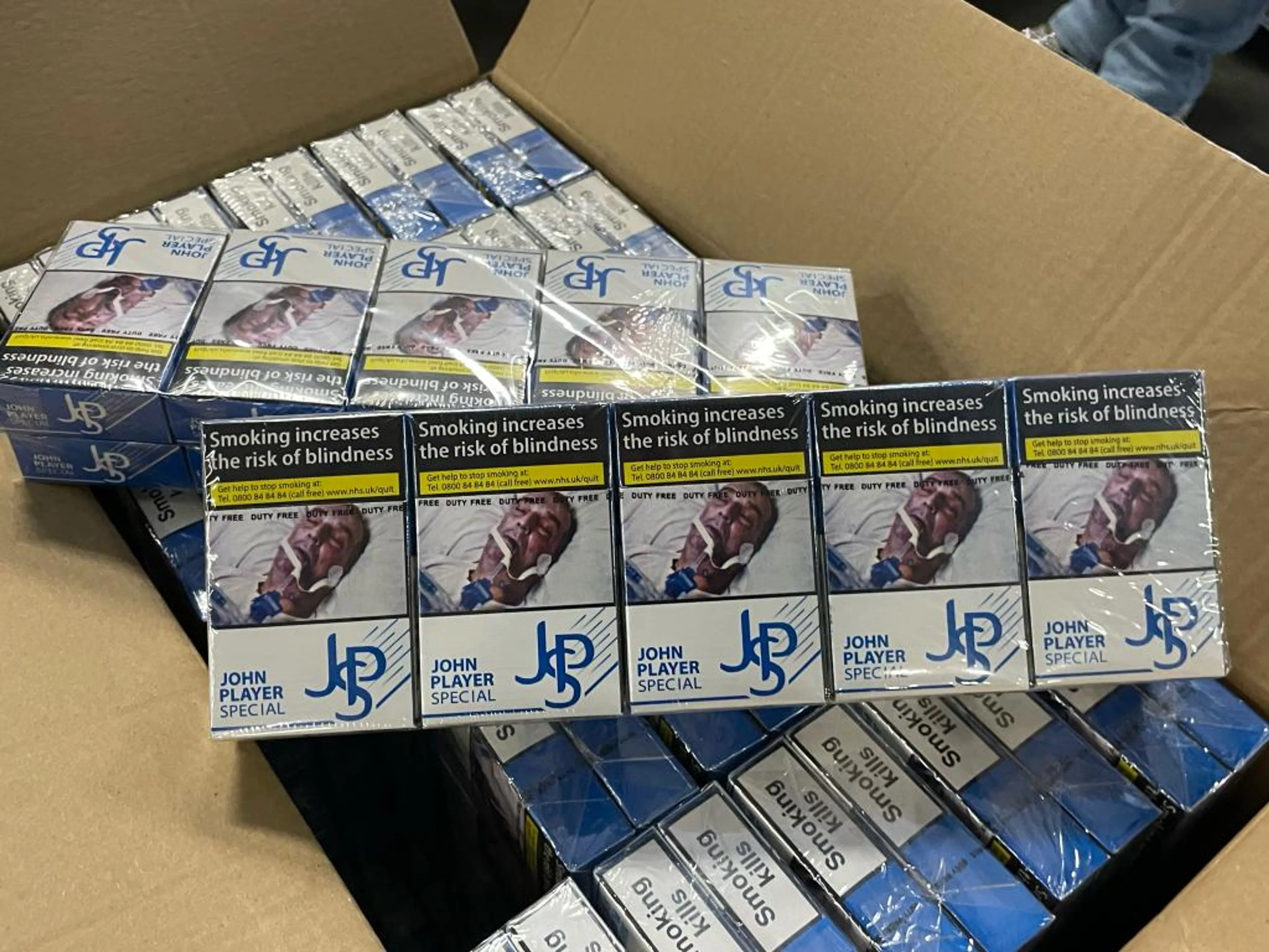 Miljoenen illegale sigaretten aangetroffen in loods Weert