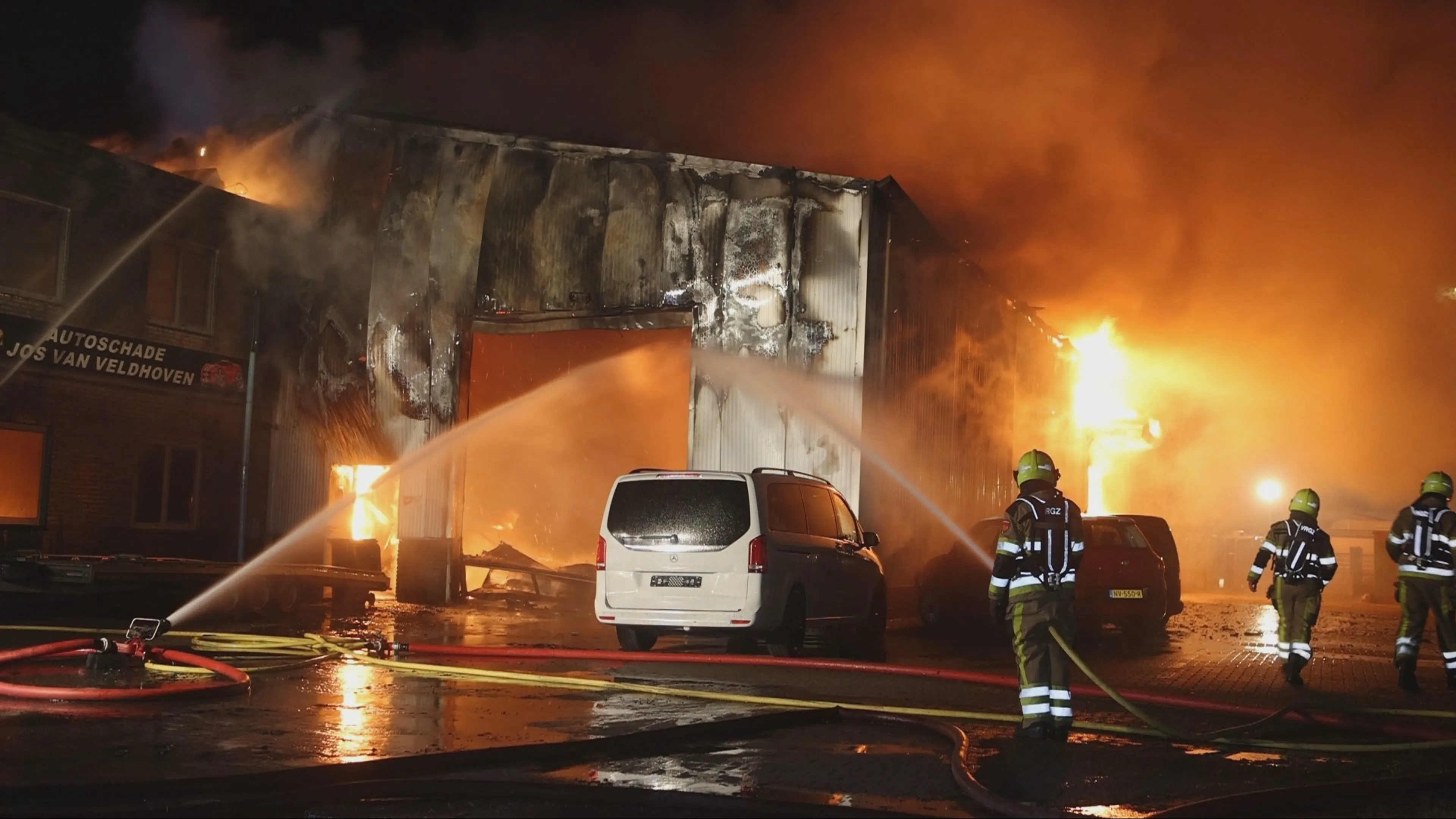 Grote brand in Kerkdriel, omwonenden gevraagd resten op te ruimen