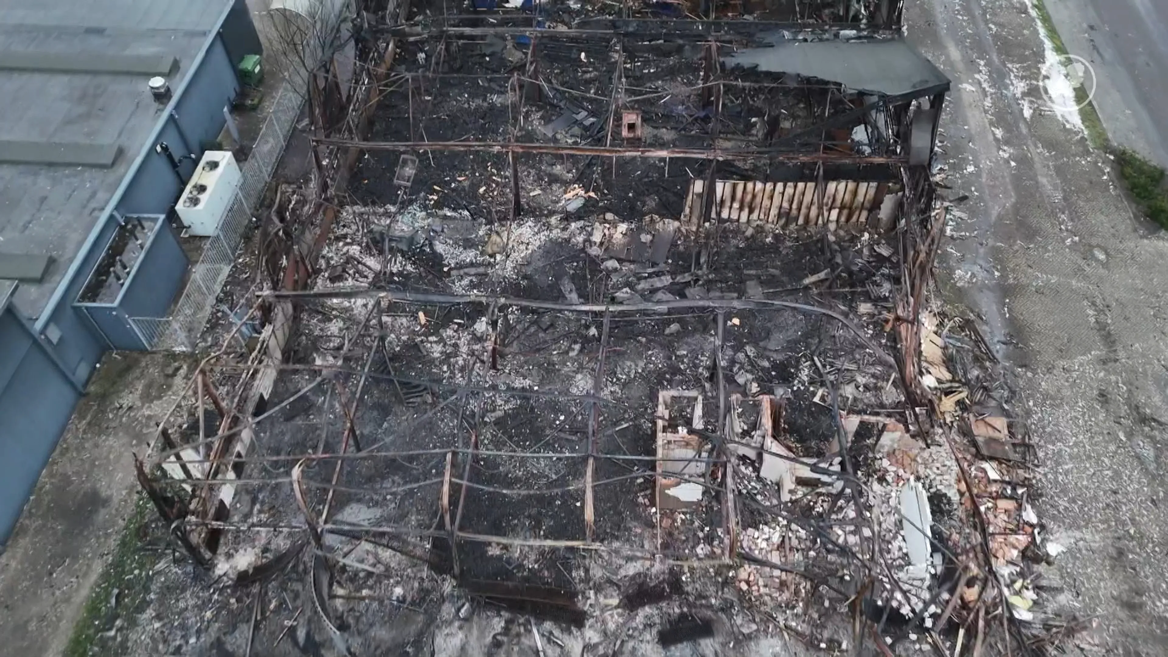 Beelden: enorme ravage na brand schoenenmuseum in Waalwijk
