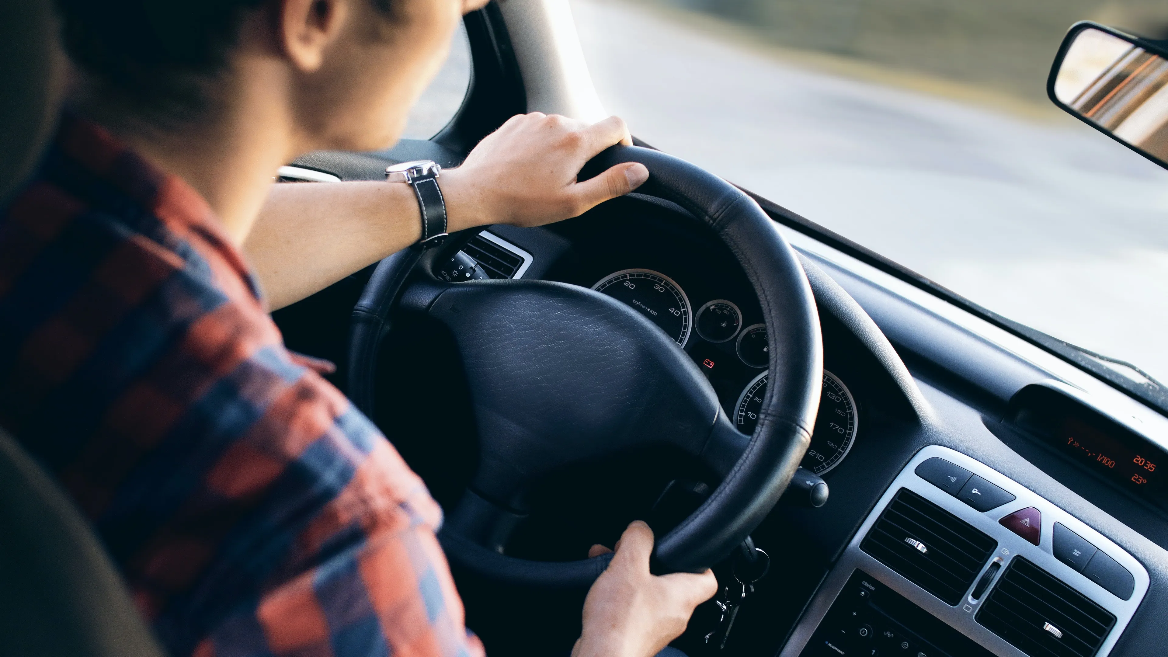 Autoverzekeringen steeds duurder voor jonge bestuurders