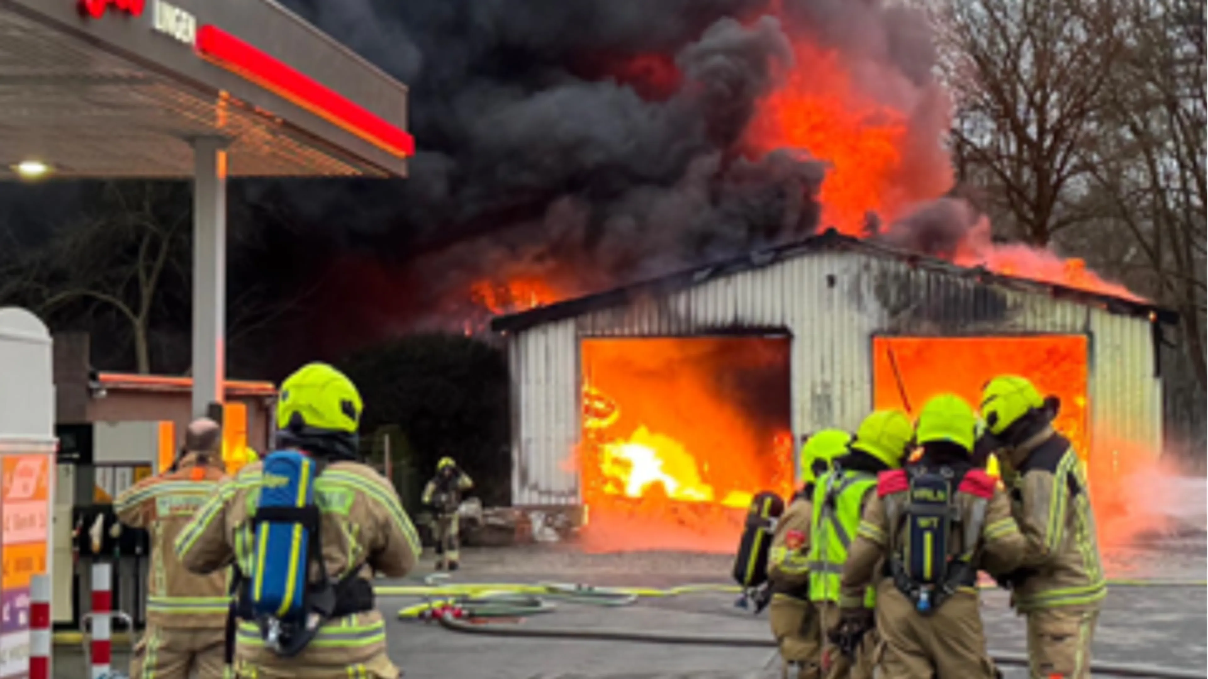 Loods met olievaten in lichterlaaie naast tankstation in Weert