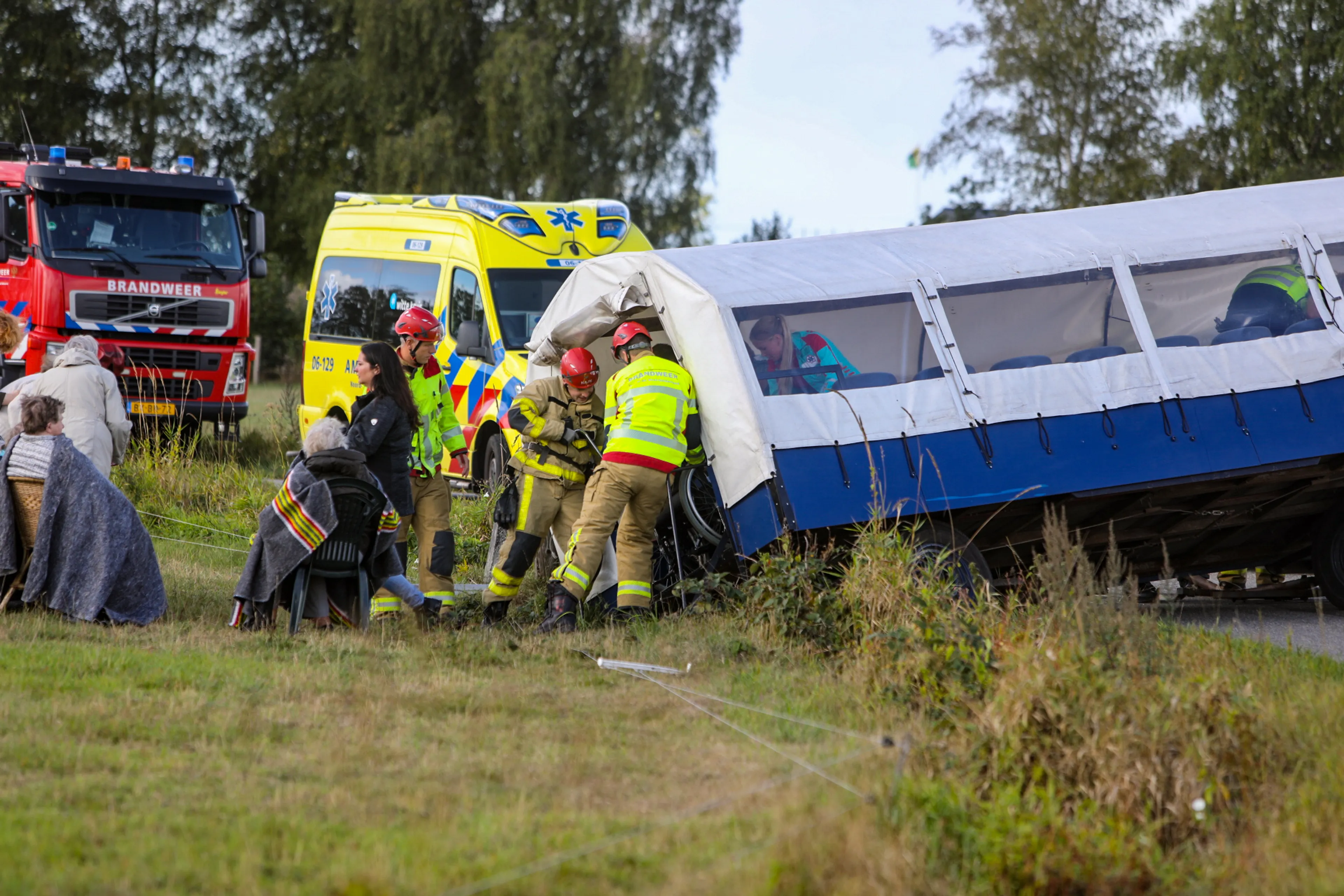 Huifkar met demente ouderen rijdt greppel in