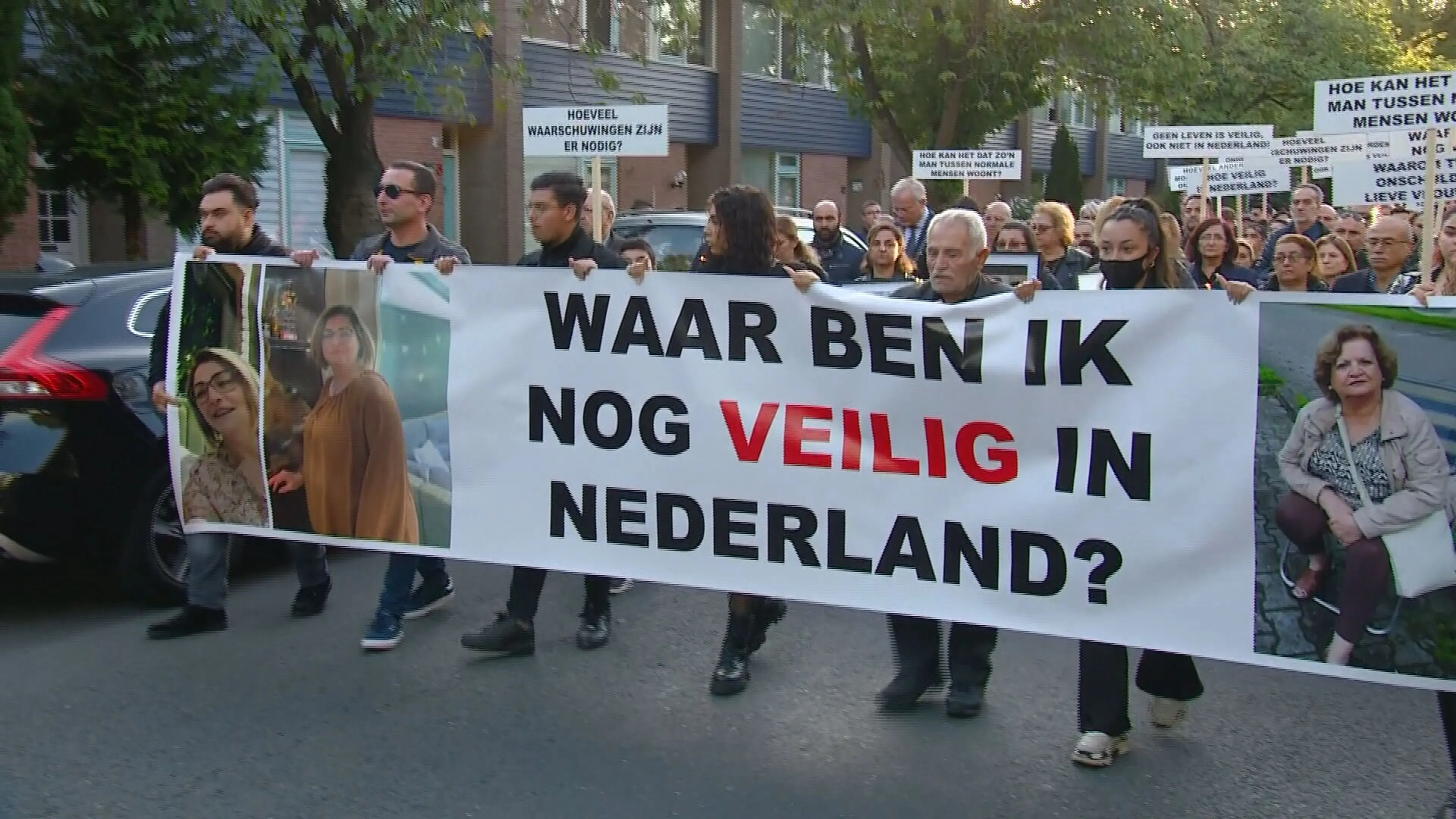 Grote belangstelling bij stille tocht in Almelo voor slachtoffers kruisboogdrama
