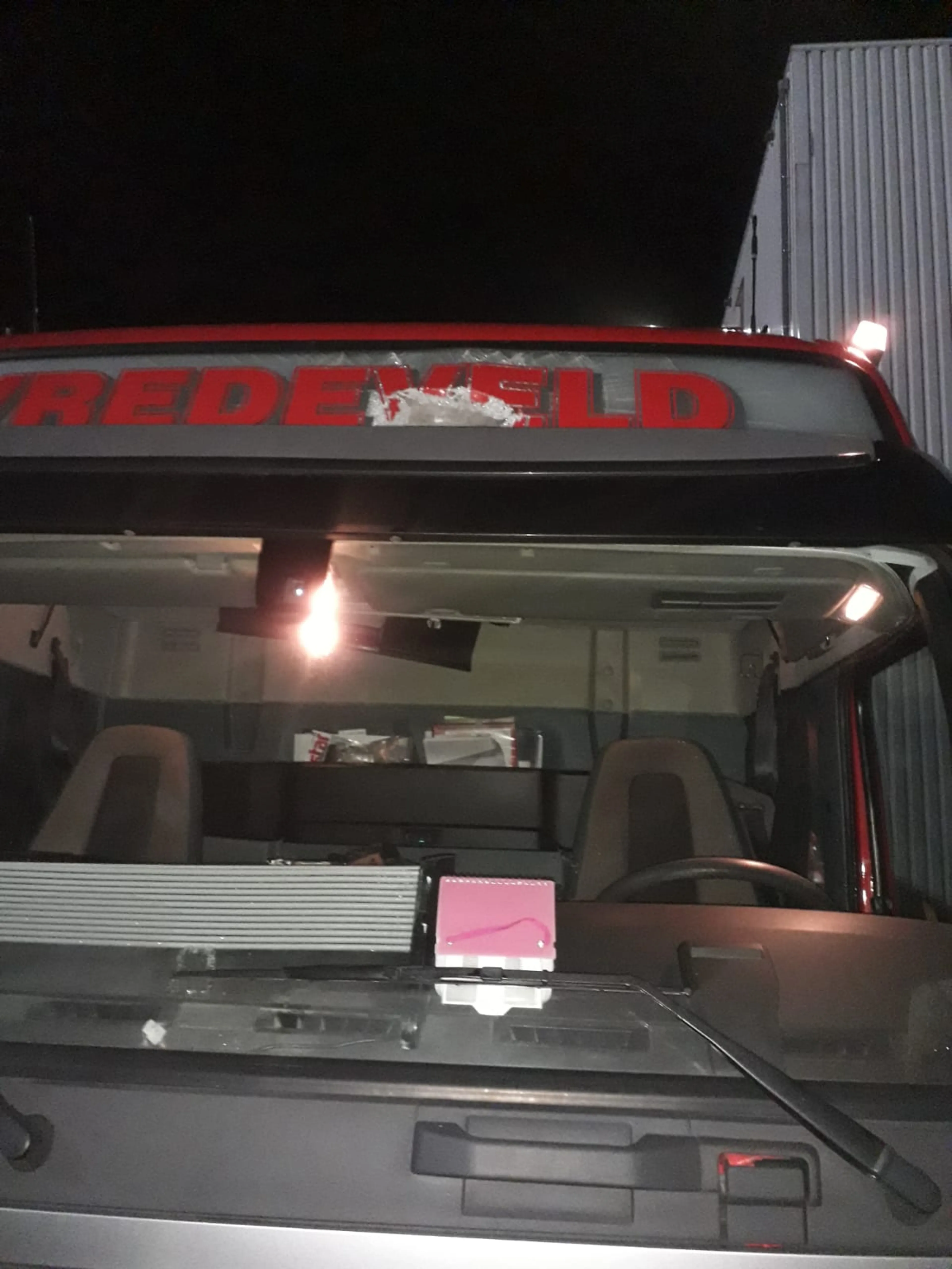 Trucker krijgt steen in cabine: 'Een paar centimeter lager en ik was er misschien niet meer geweest'