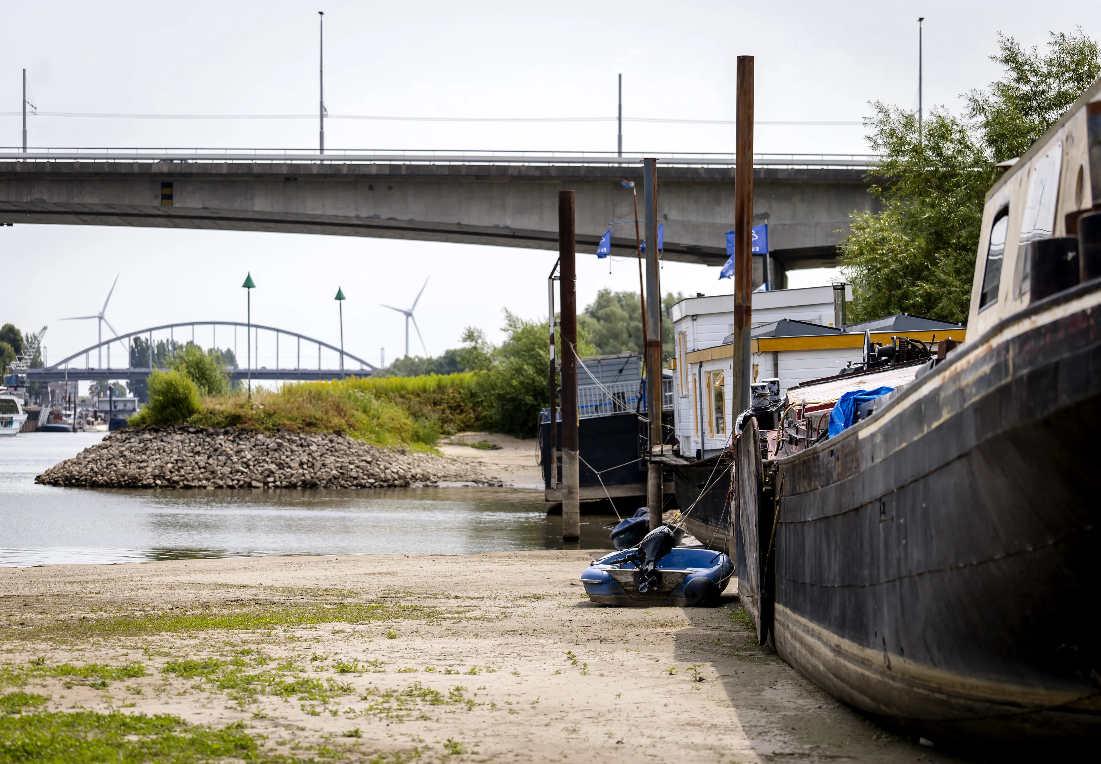 Historisch laag waterpeil in Rijn bij Lobith, daling zet door