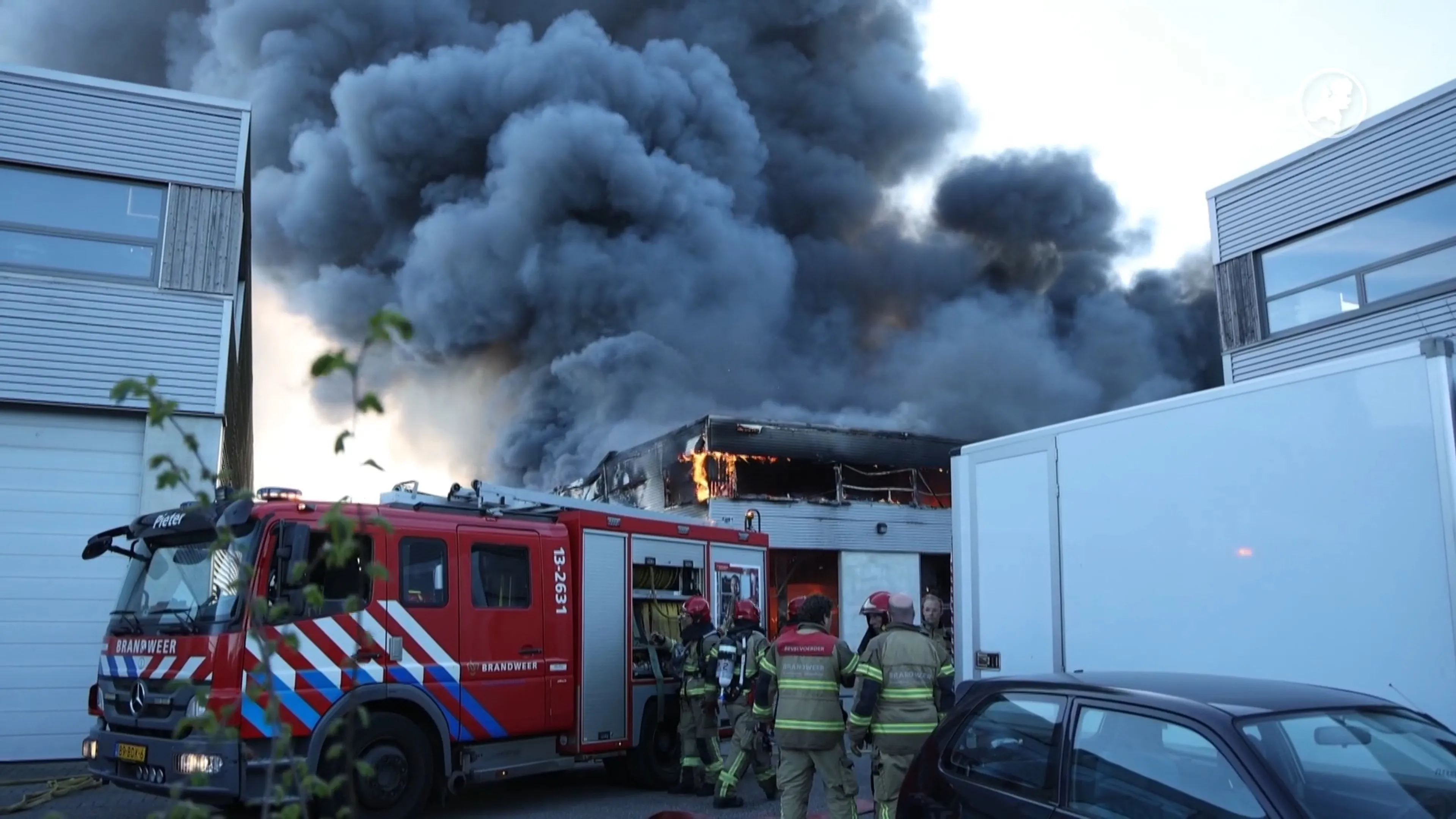 Grote brand in Amsterdam, rookwolk van grote afstand te zien