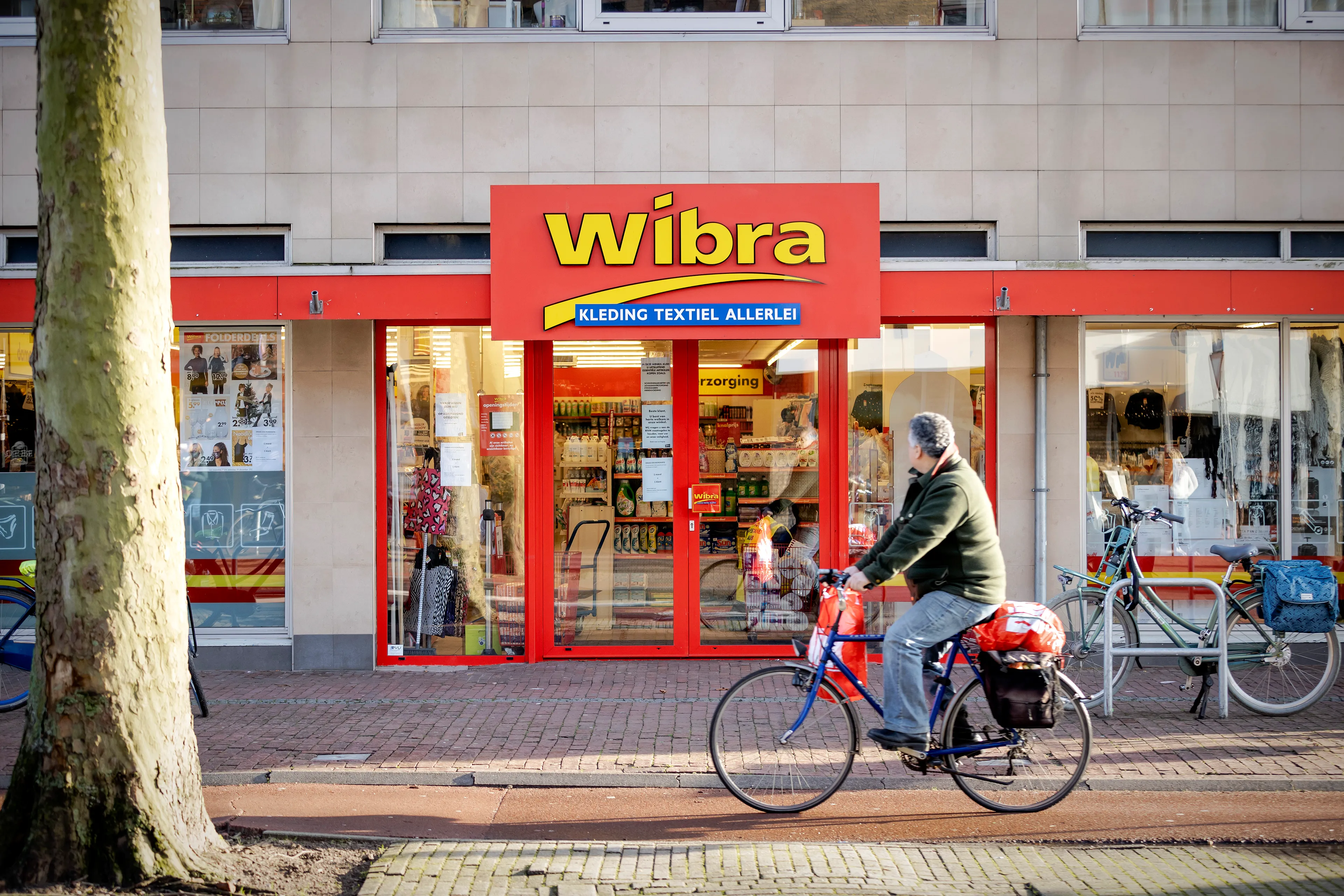 FNV sleept Wibra voor de rechter om onbetaald inhalen gemiste uren
