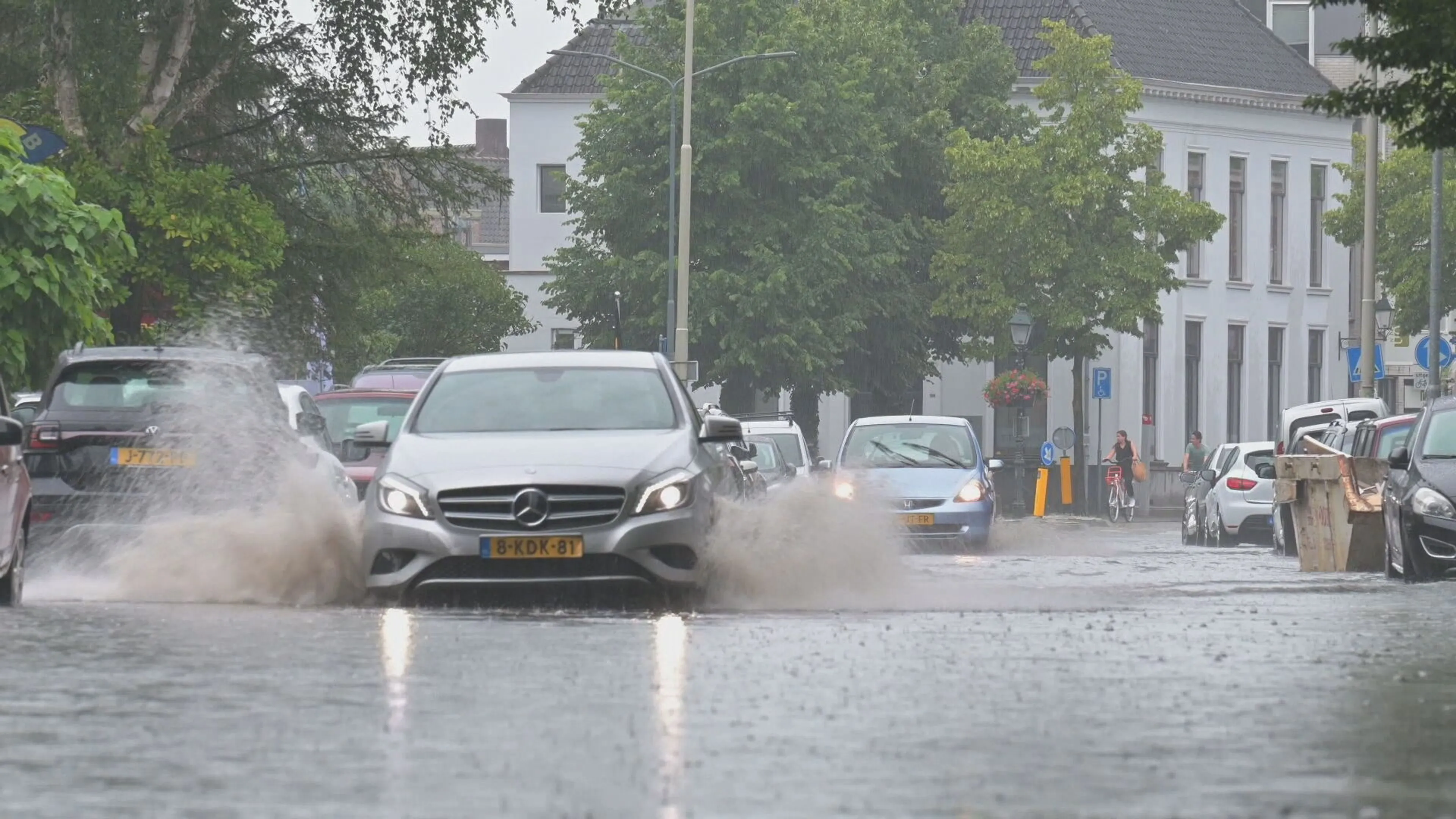 Noodweer teistert delen van het land: 'Met de boot naar werk'