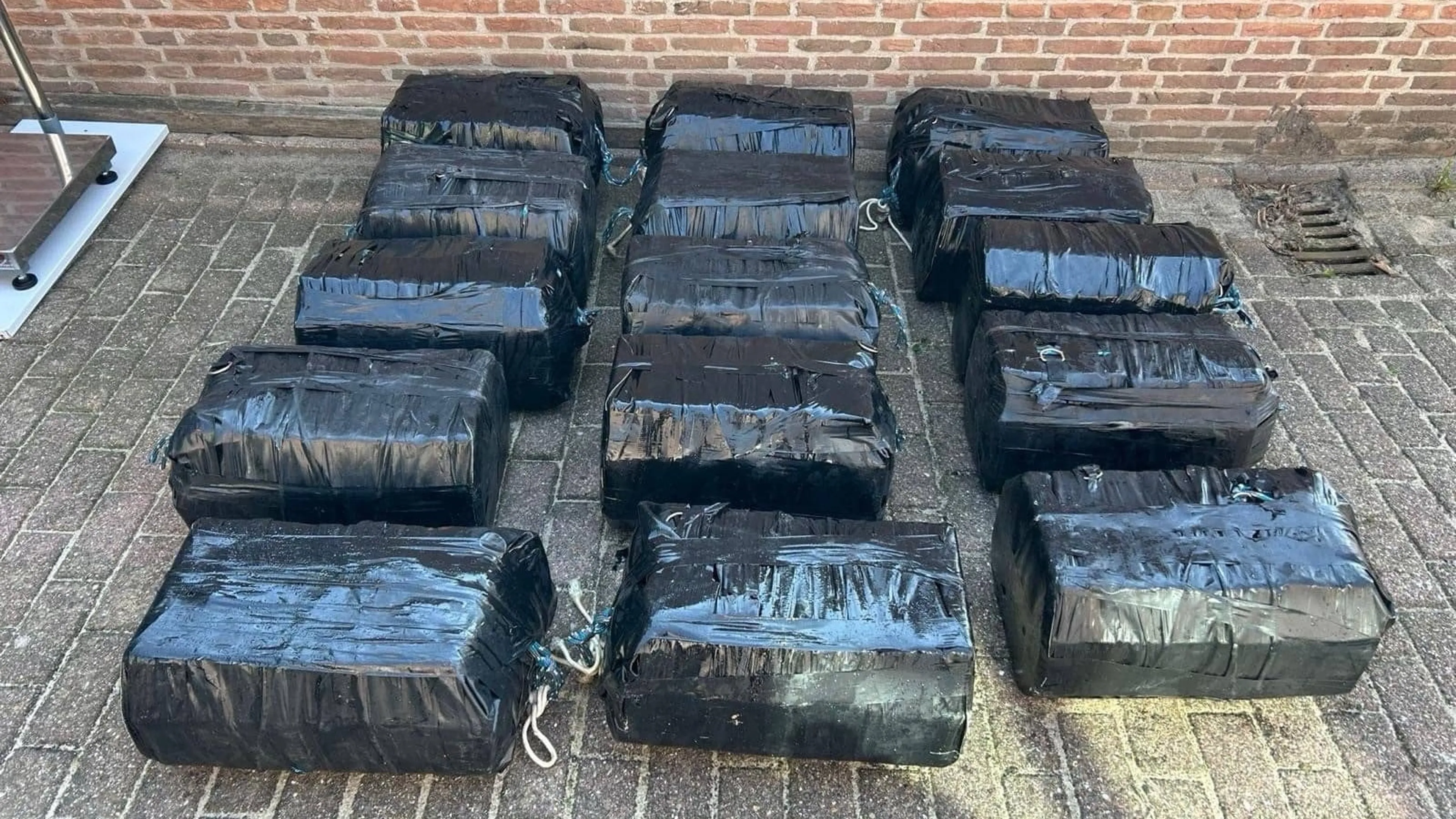 Vijf verdachten op heterdaad betrapt op droppen cocaïne bij Neeltje Jans