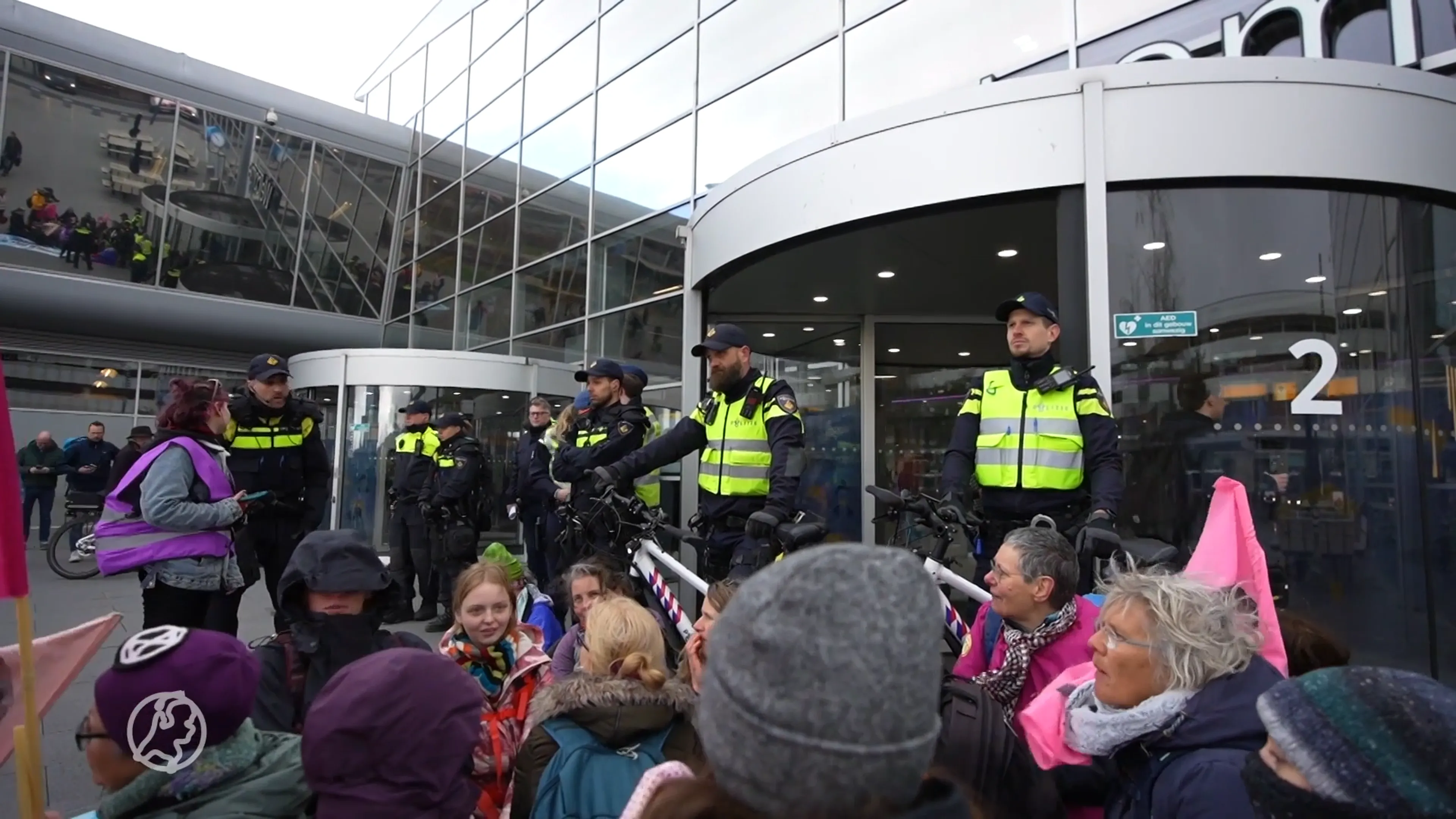 Ruim 100 klimaatactivisten aangehouden bij protest op Eindhoven Airport