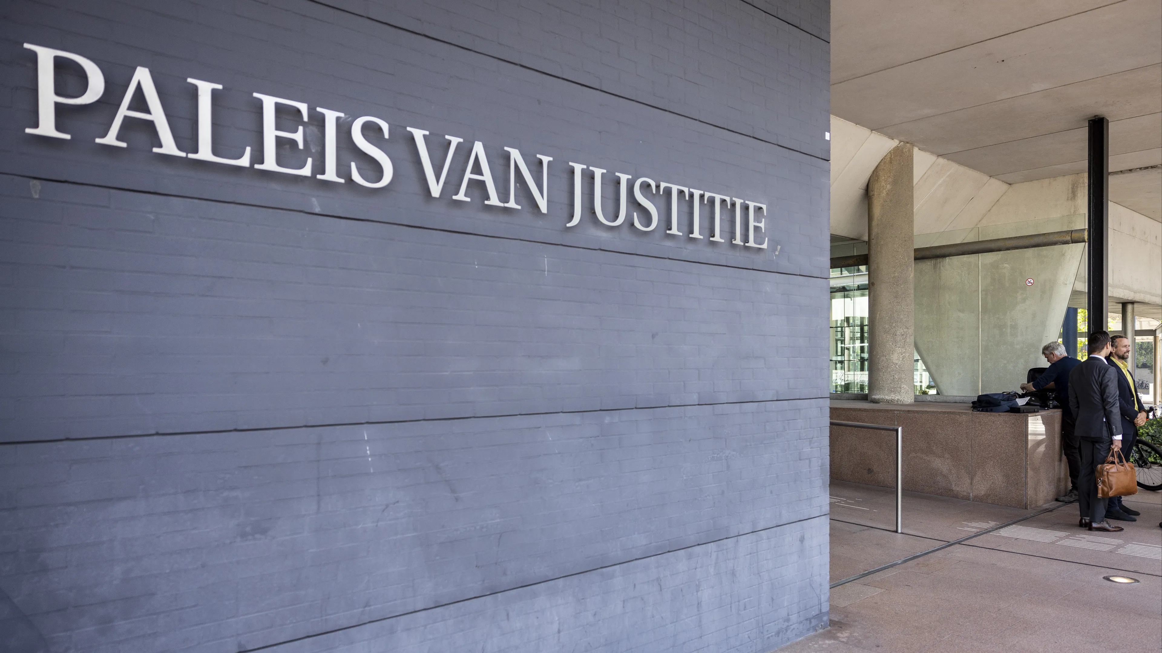 Mannen krijgen taakstraf voor projecteren discriminerende teksten langs A12