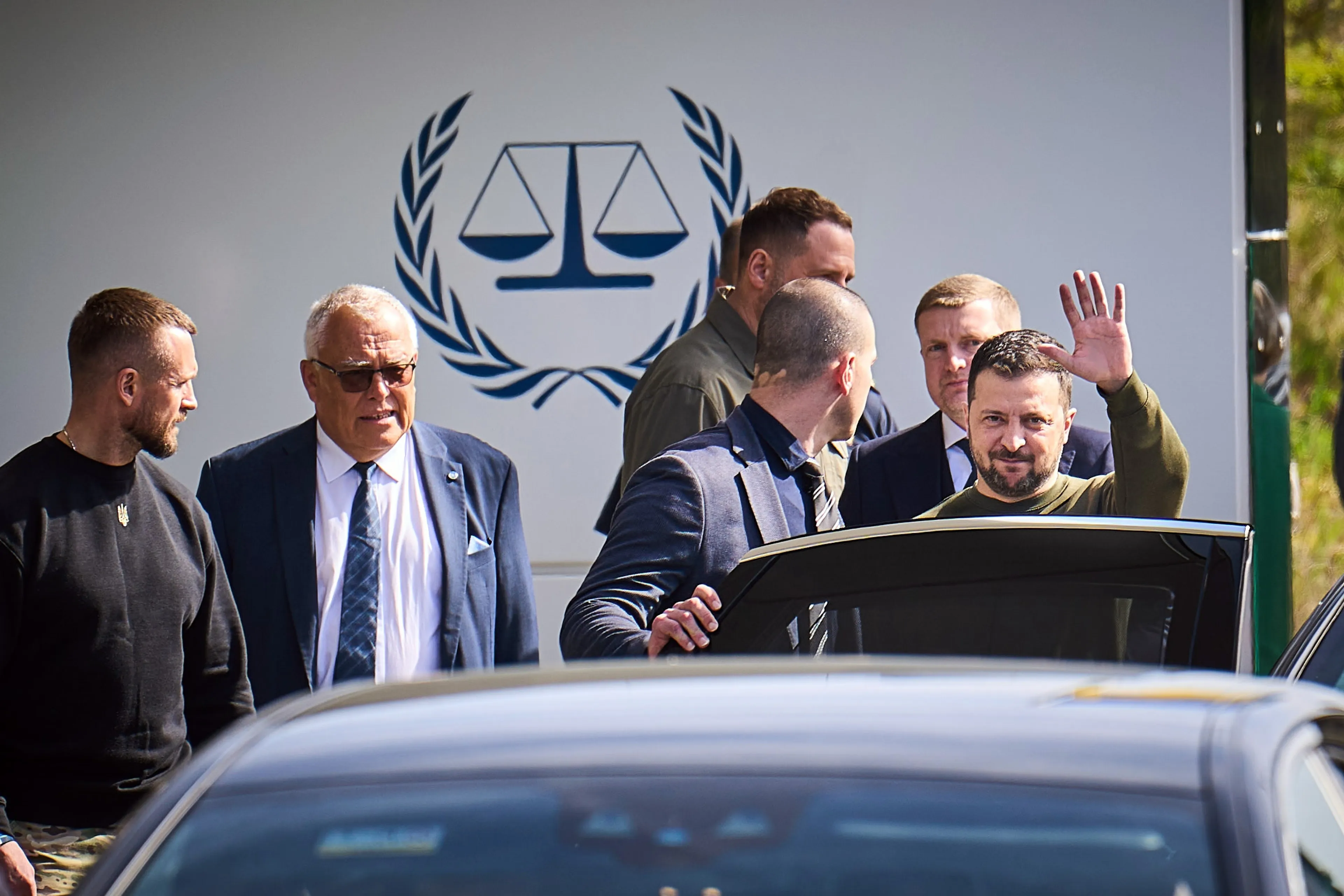 Bezoek Zelensky gepast op 4 mei of niet? Politici worden het niet met elkaar eens