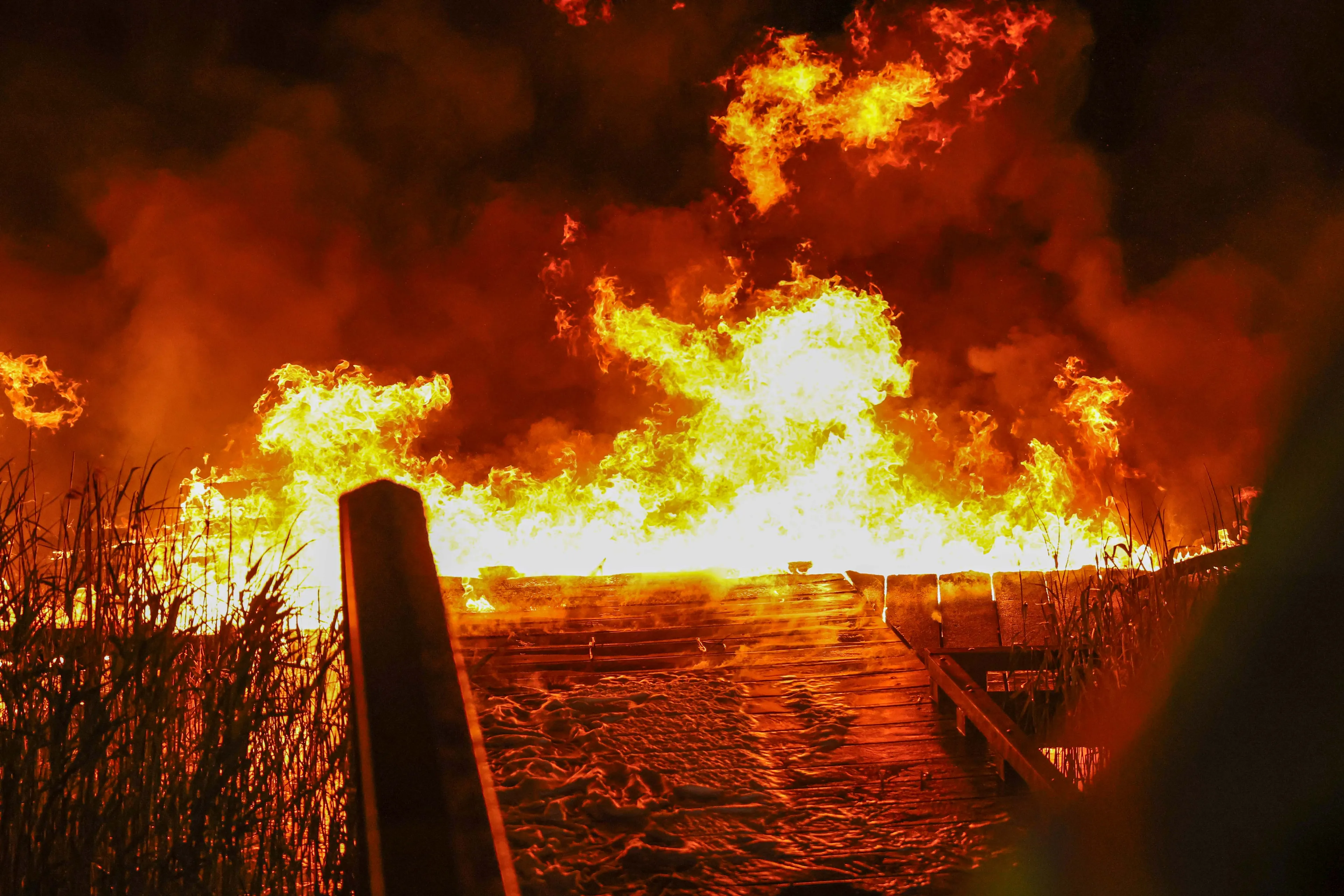 Felle brand verwoest steiger bij recreatieplas in Emmeloord