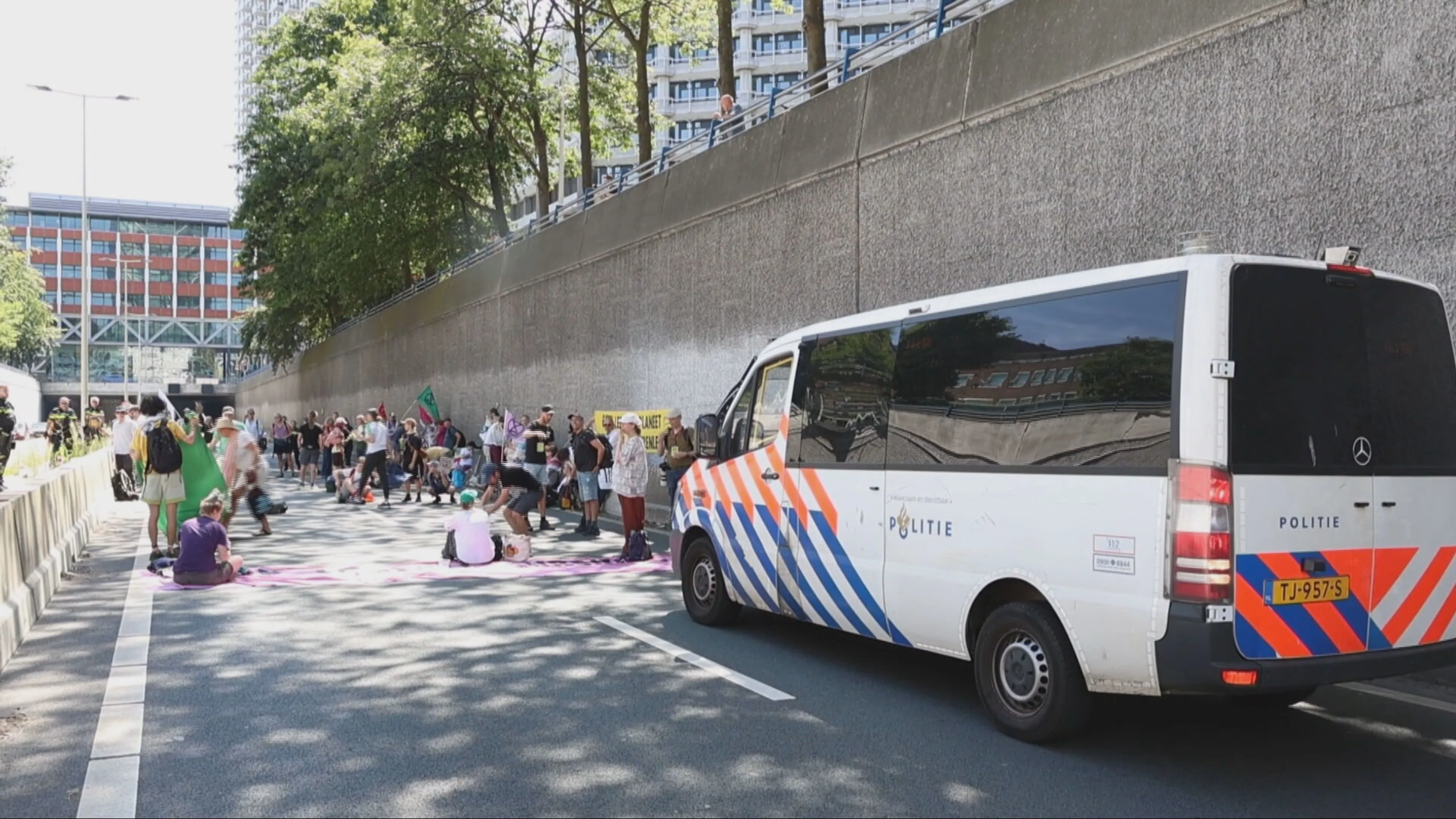 A12 Den Haag weer vrij na blokkade XR, 45 mensen aangehouden