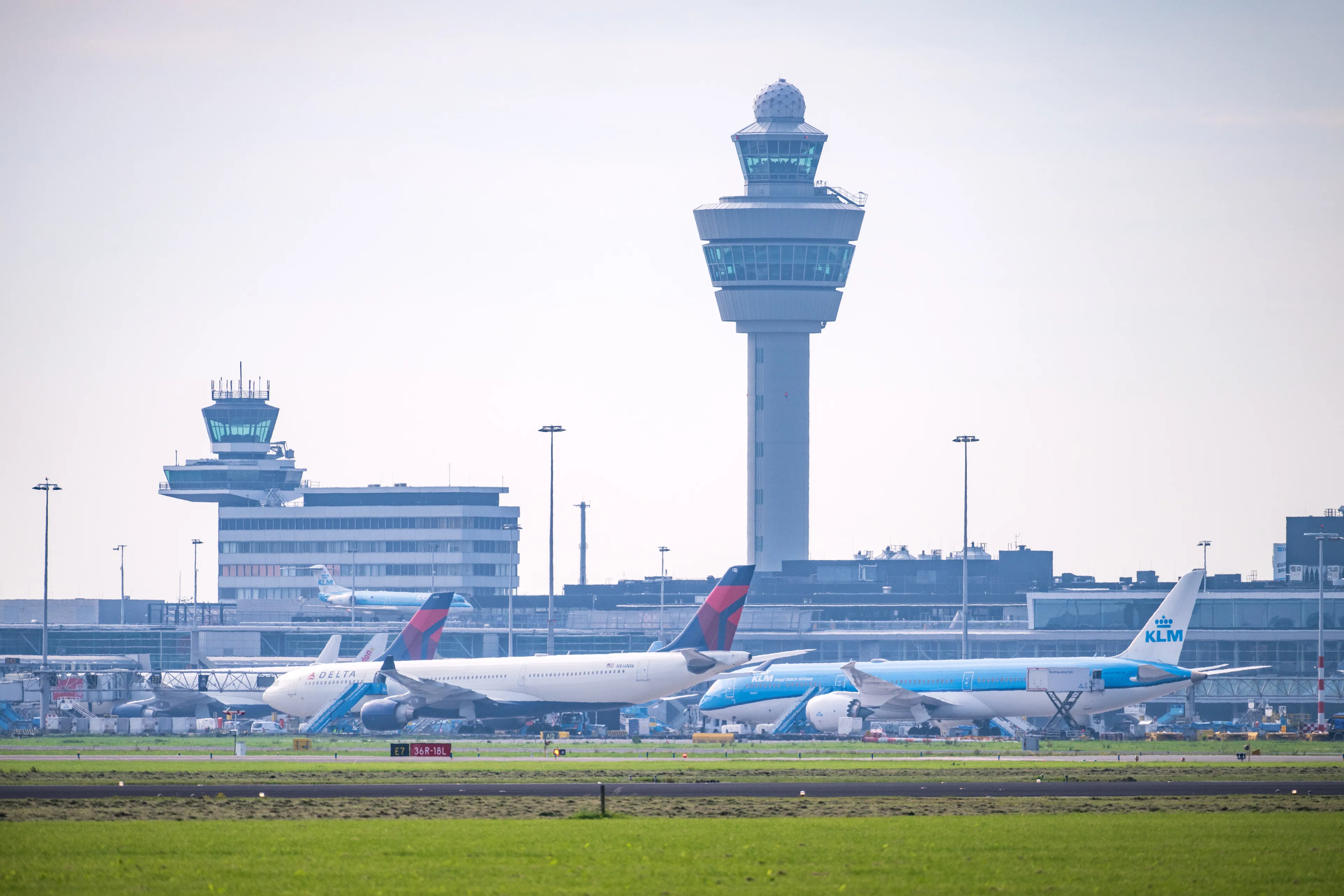 Schiphol schrapt donderdag ruim 200 vluchten door storm Pia
