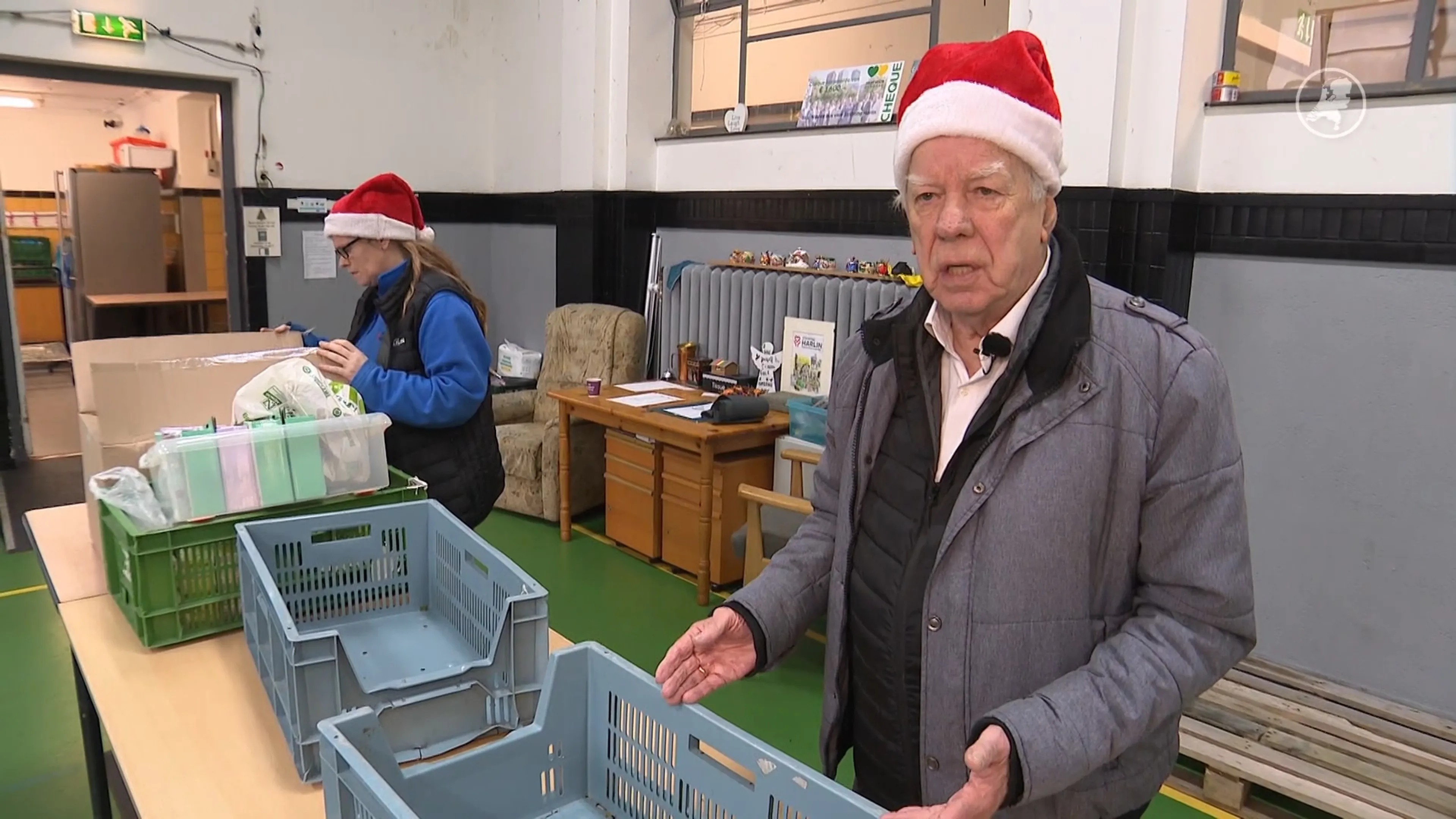 Hoogbejaarde Leo stuurt niemand weg bij deze voedselbank tijdens de feestdagen
