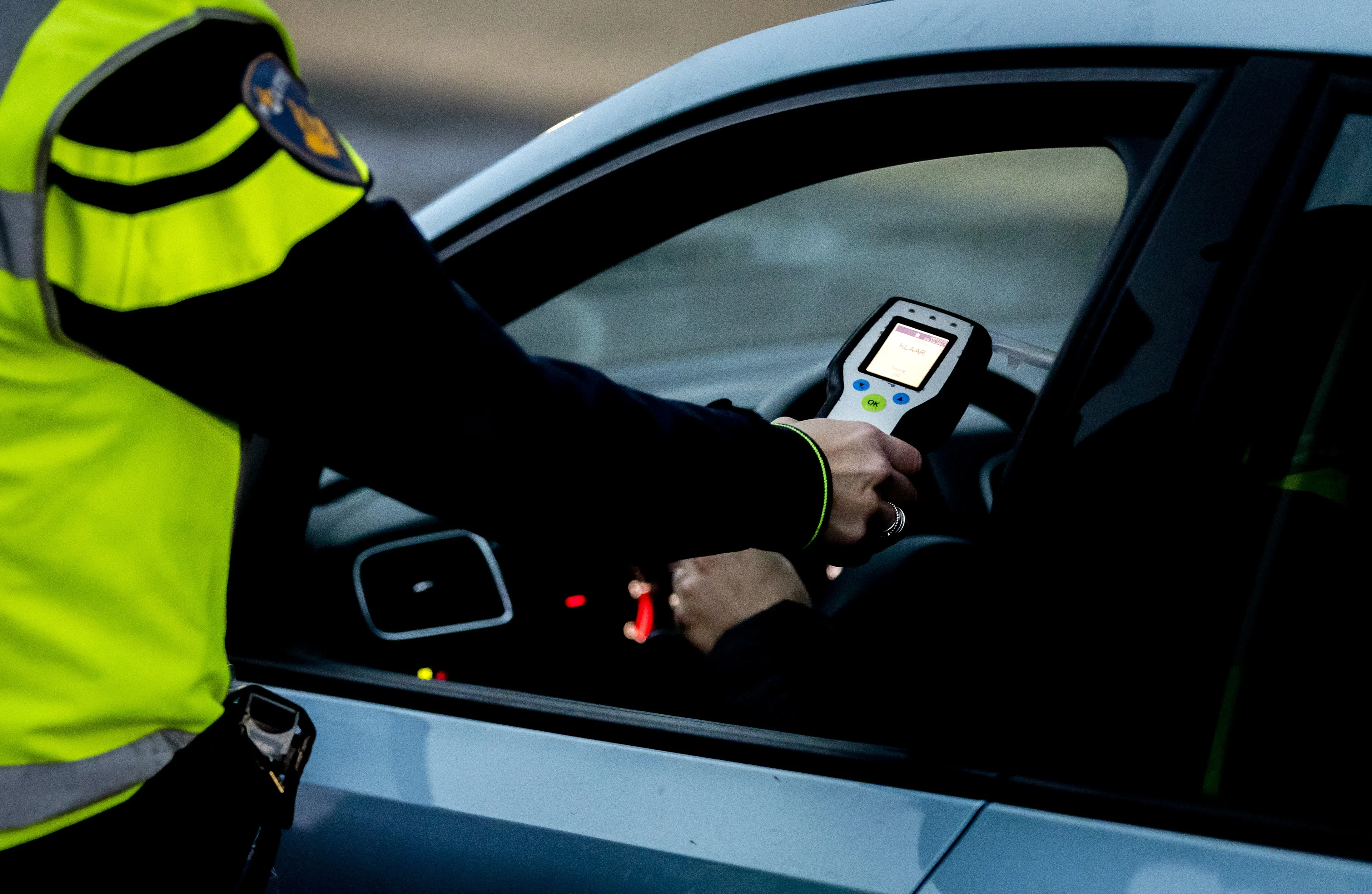 Dronken Belg rijdt tegen verkeer in en over stoep in Maastricht