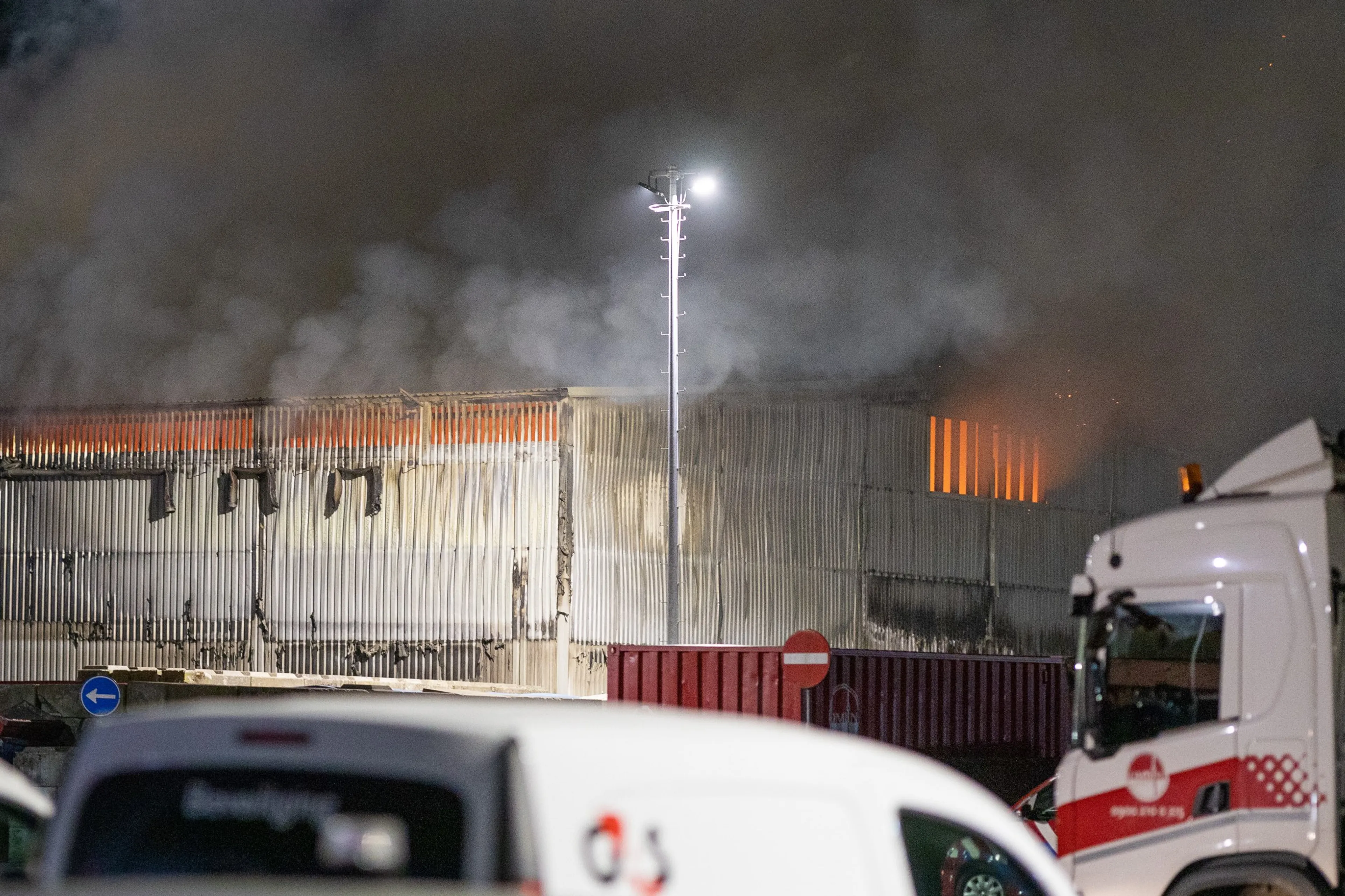 Loods verwoest door brand op vuilstort in Leeuwarden