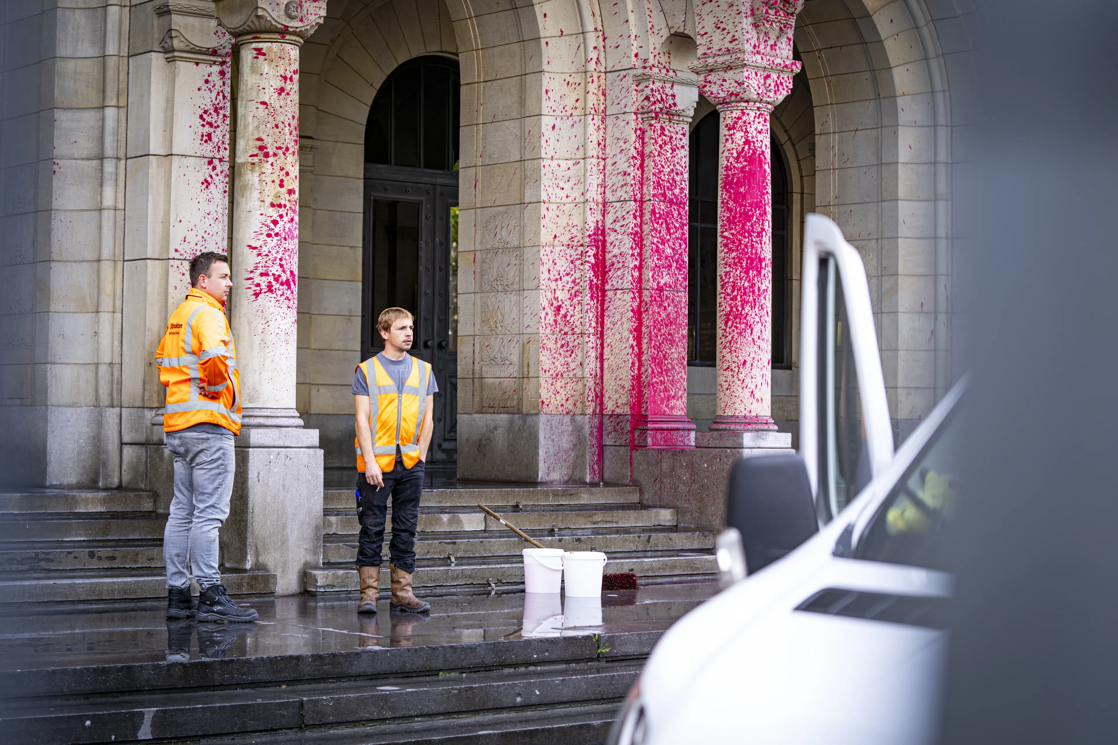 Rotterdams stadhuis beklad met rode verf: 'Kansloze actie'