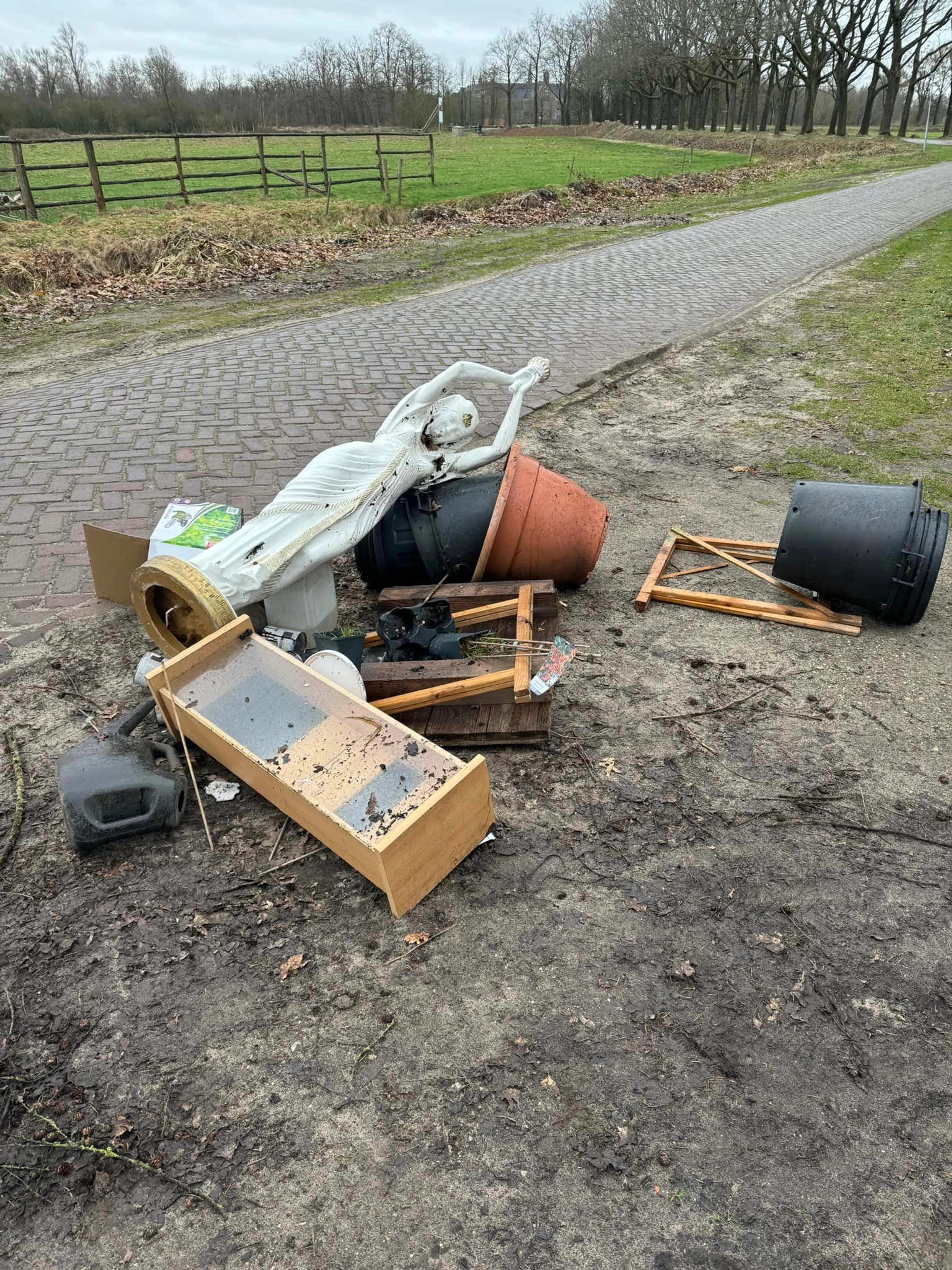 Man vindt dode pasgeboren puppy en vogel in enorme berg afval Valkenswaard