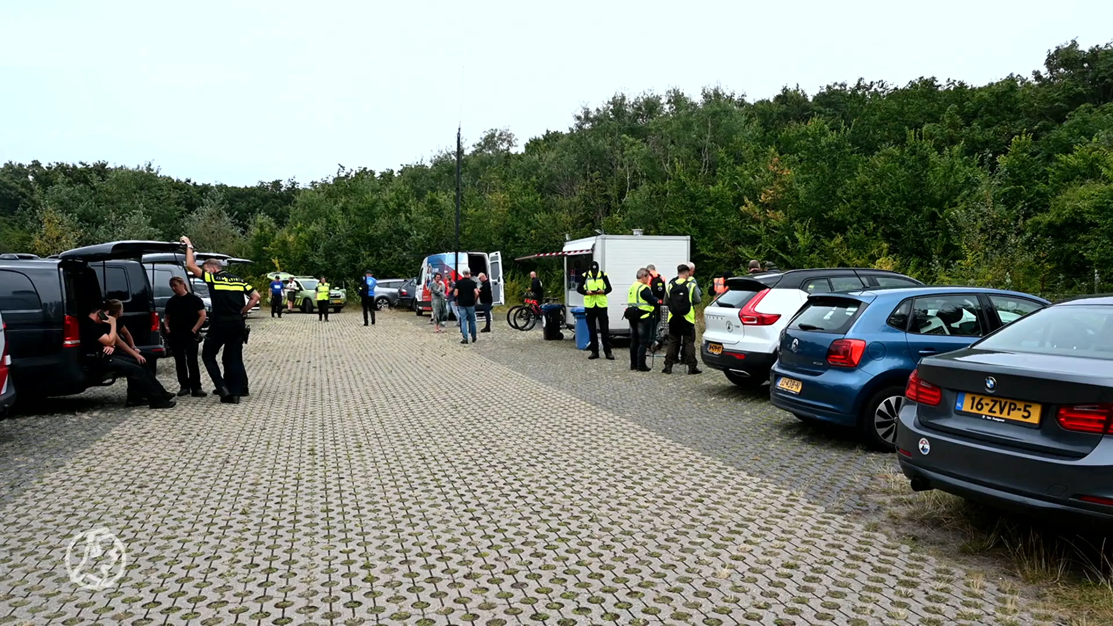 Politie voert grote zoekactie uit naar vermiste man (58) in duinen Bergen