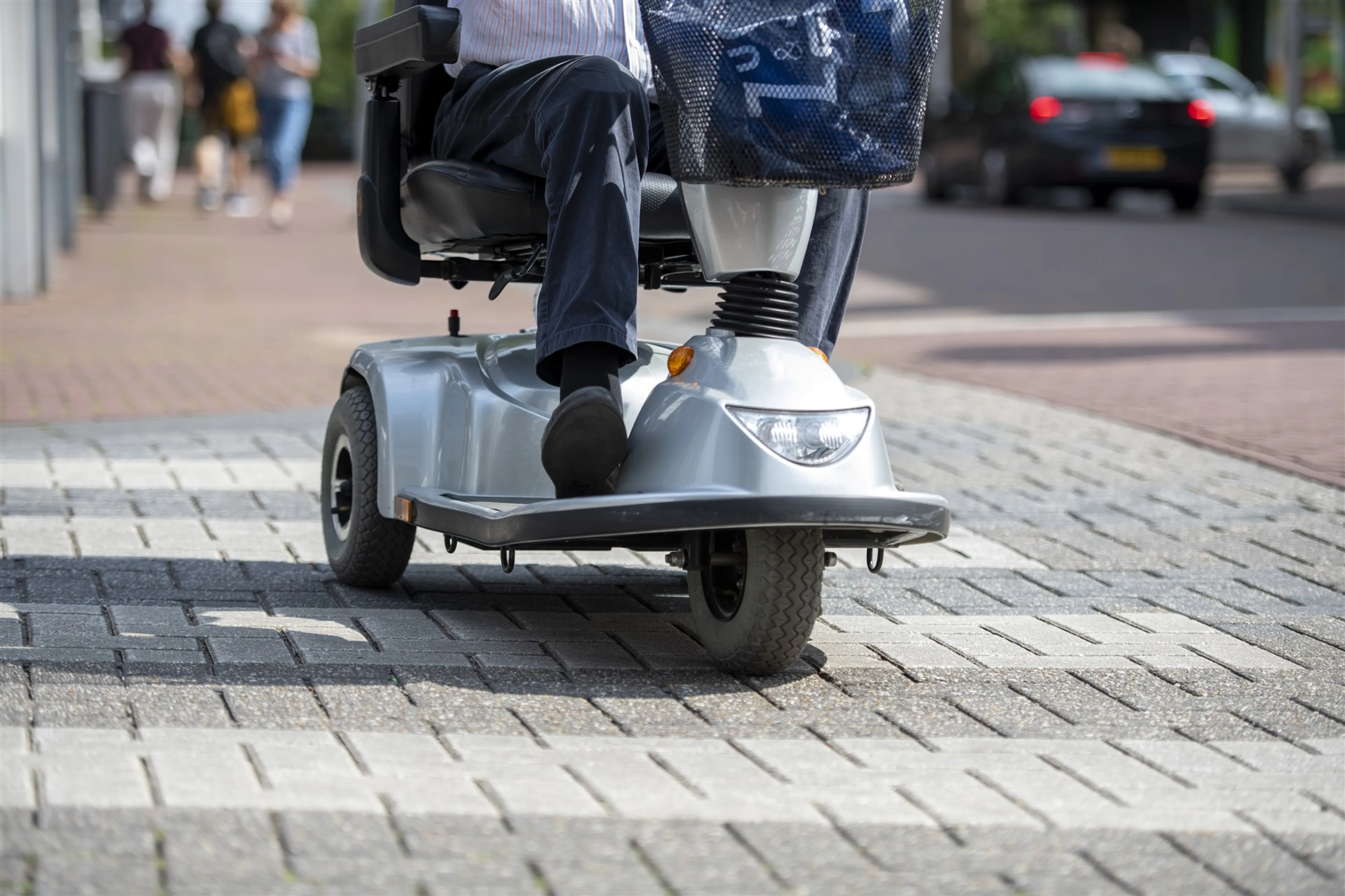 Twee mannen mishandelen man op scootmobiel in Haarlem
