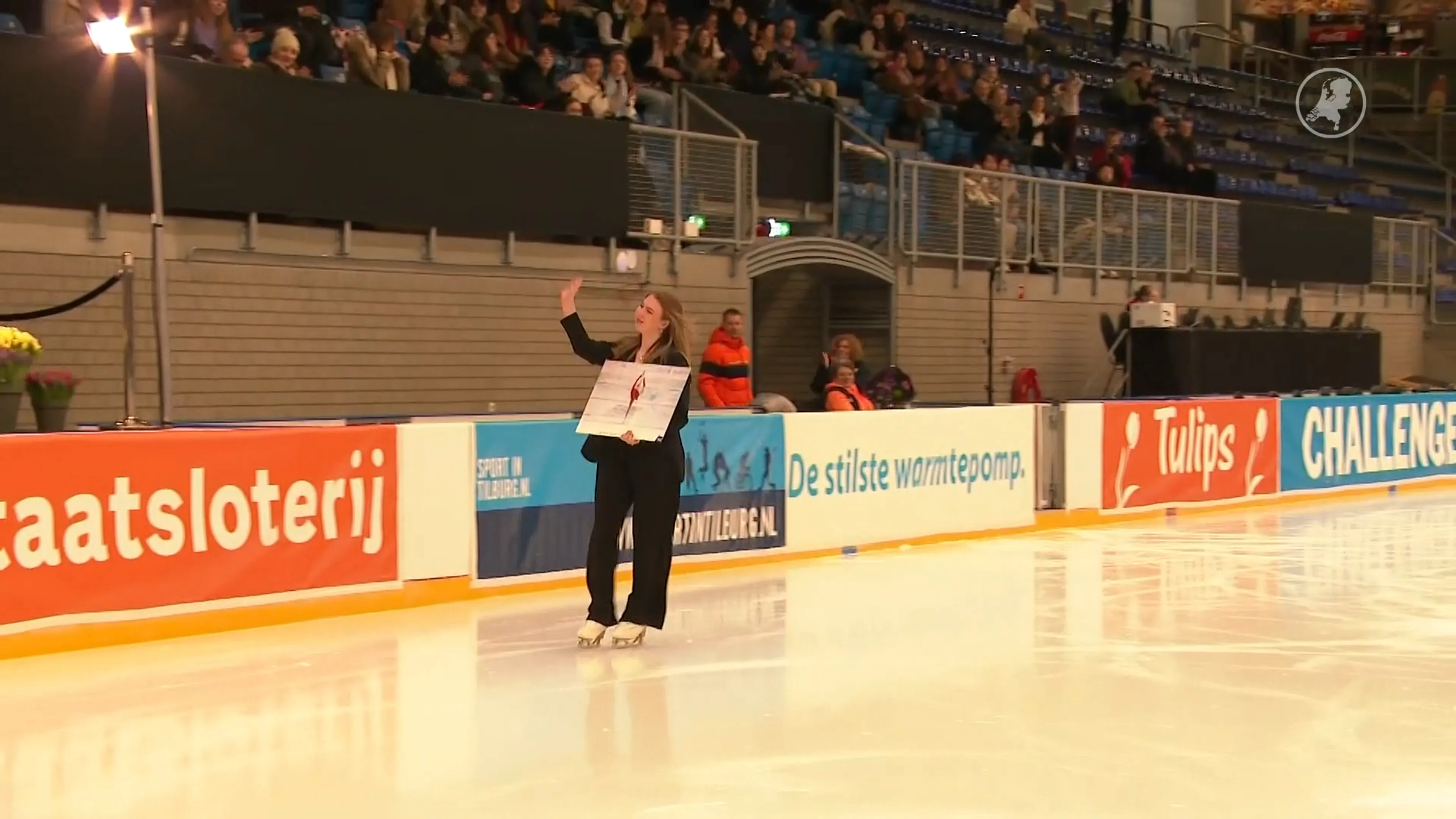 Daverend applaus voor kunstschaatsster Lindsay van Zundert bij afscheid