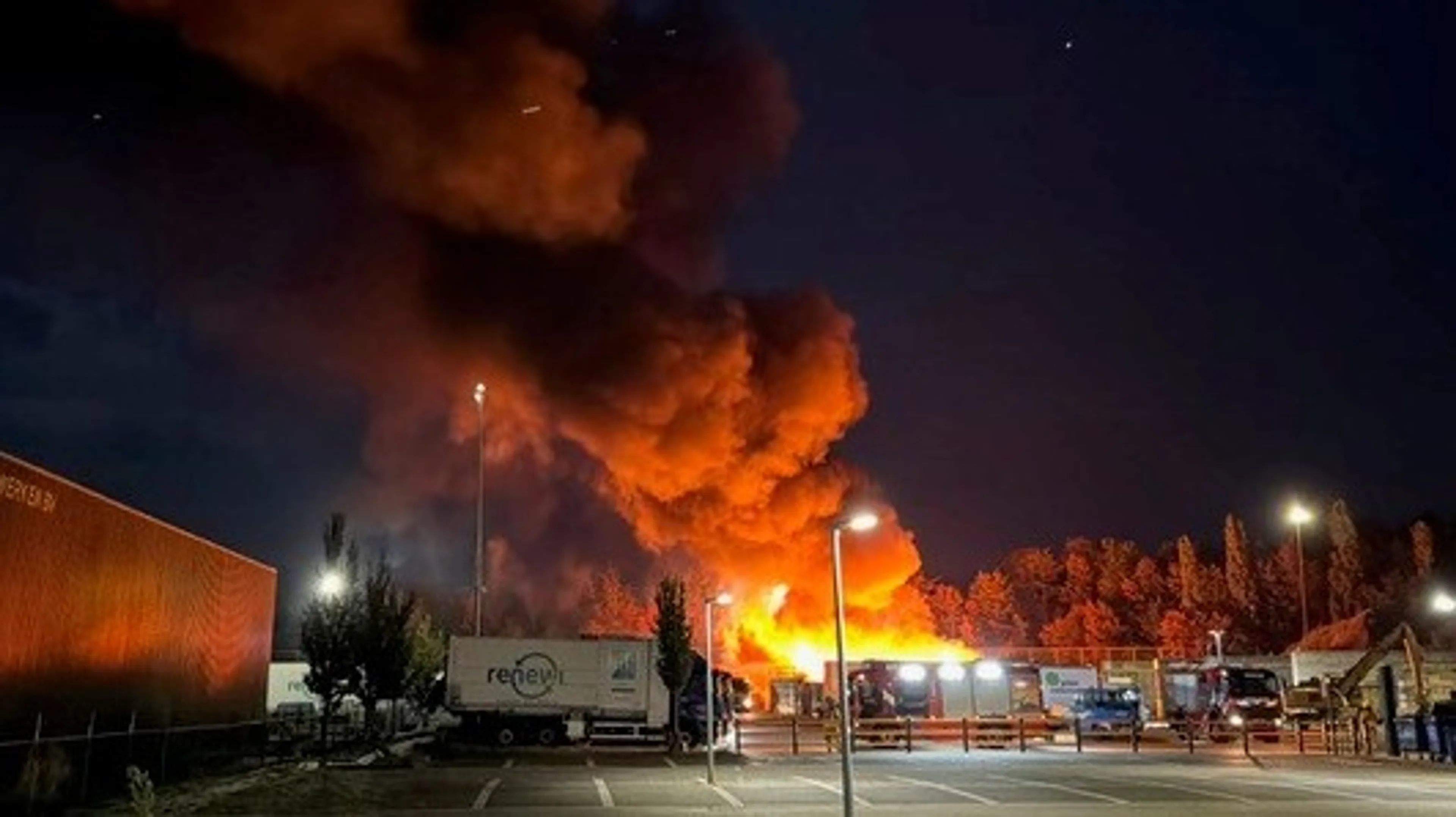 Dikke rookwolken door brand bij afvalverwerker in Hoensbroek