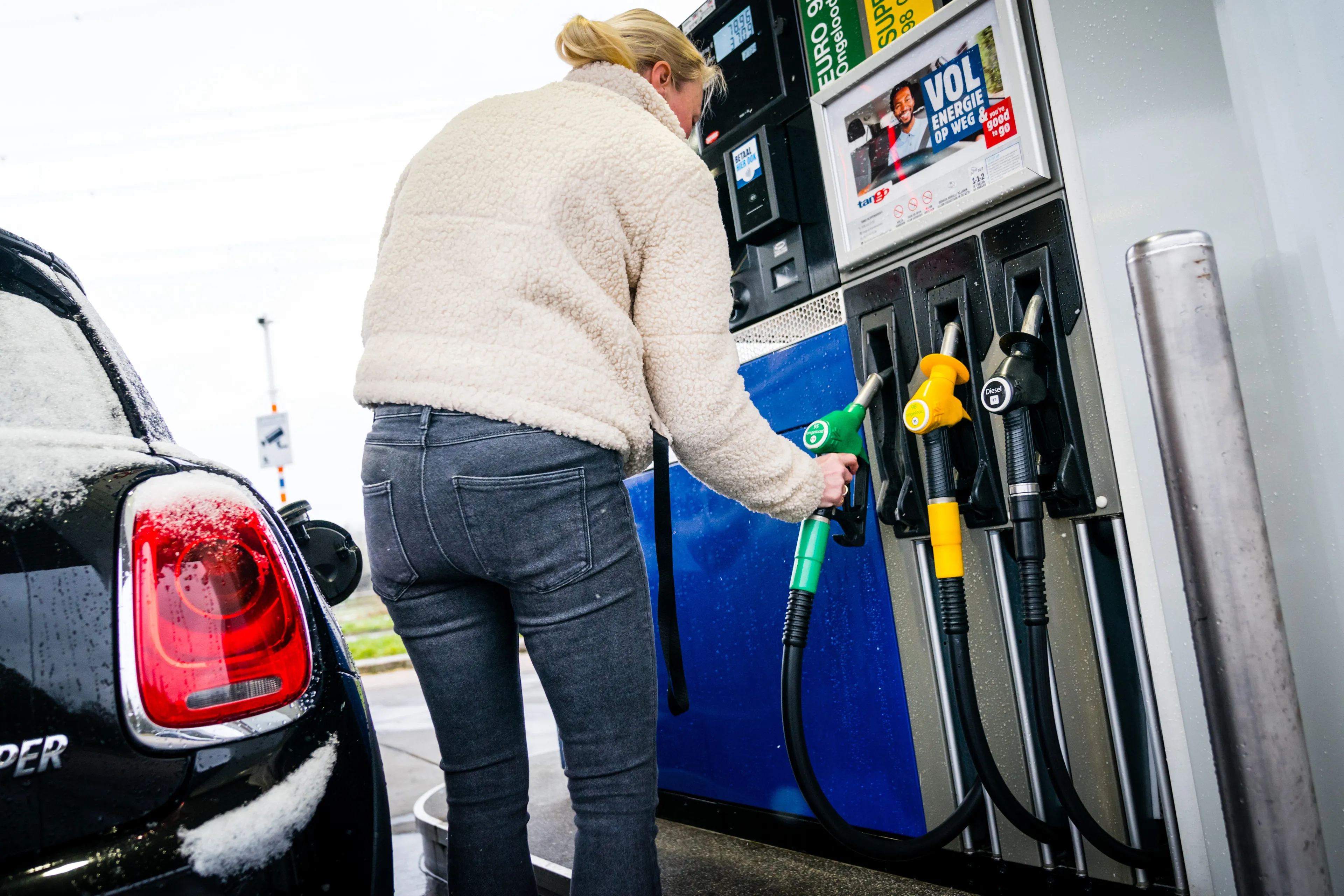 ANWB luidt alarmbel: brandstofprijs zet mensen financieel aan de grond