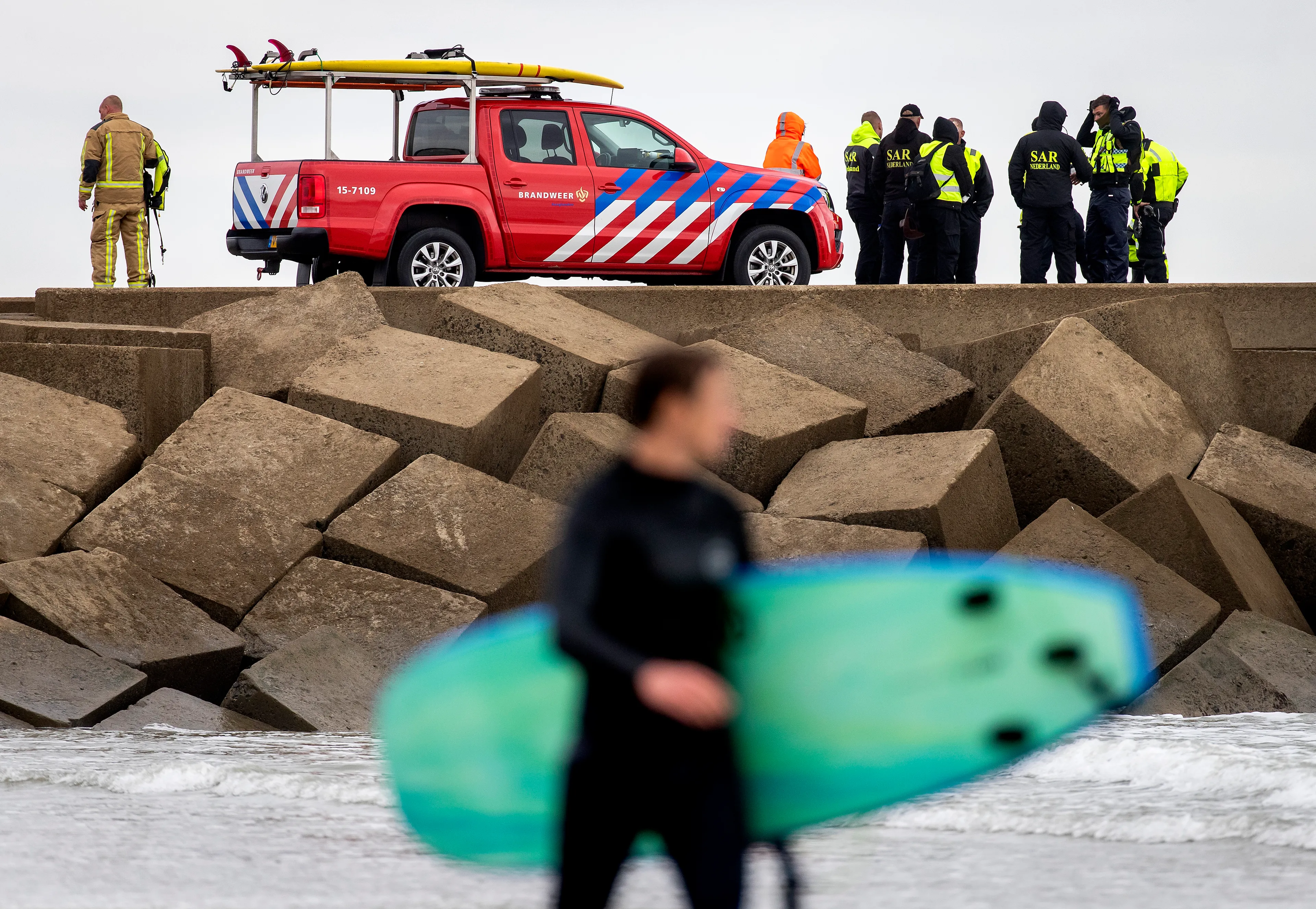 Opsporingsteam gaat met paragliders zoeken naar vermiste surfer Mathijs