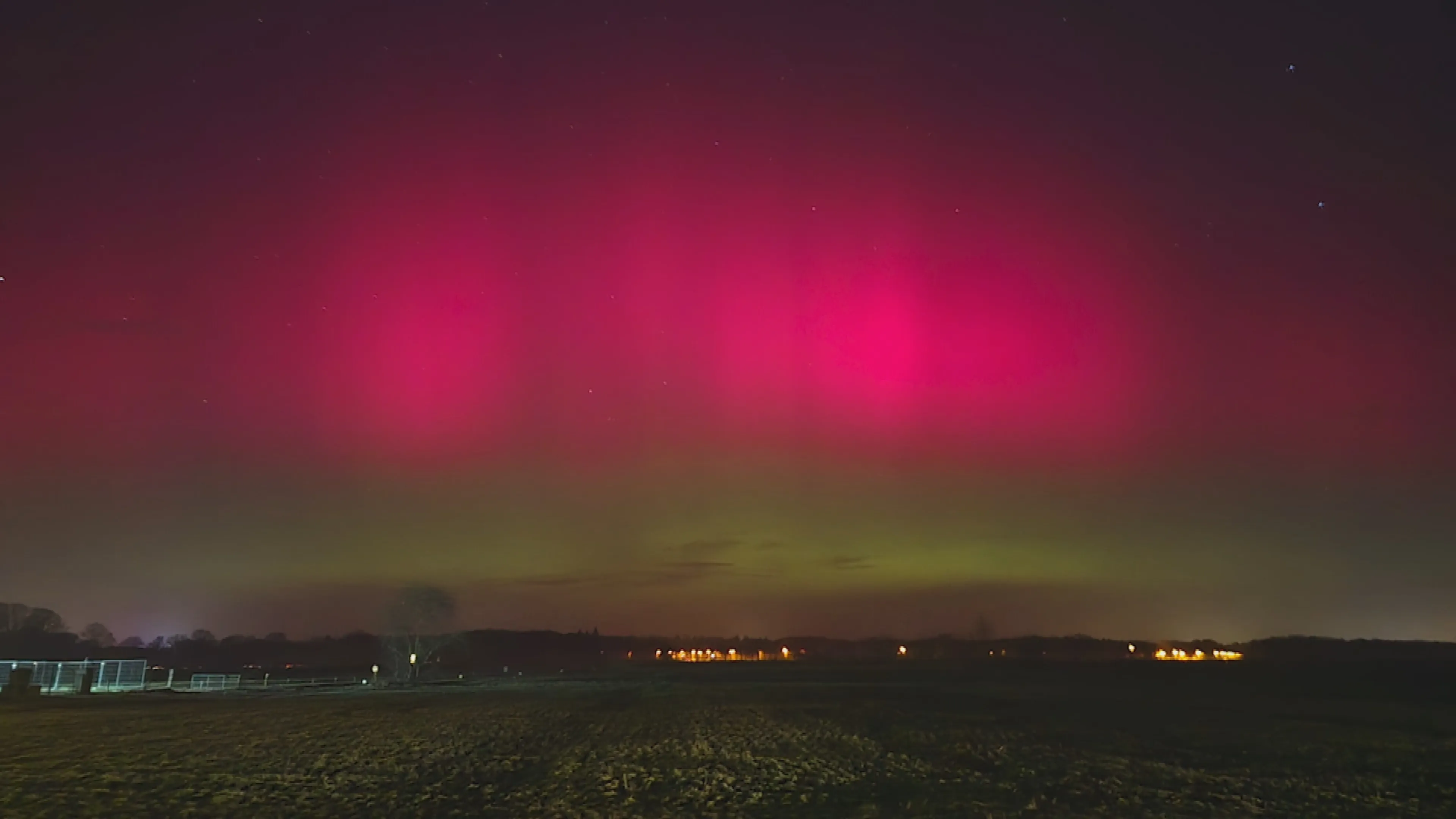 Noorderlicht bizar goed te zien: groene en roze strepen aan de hemel