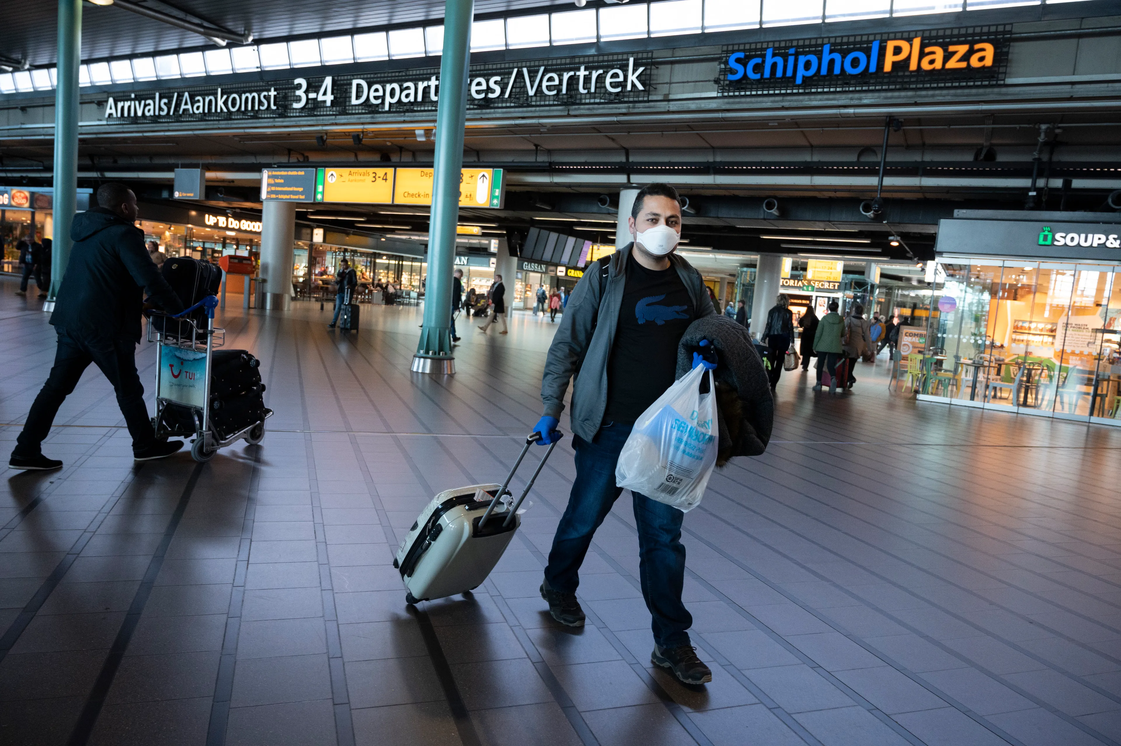 Lange rijen op Schiphol na schrappen vluchten naar Verenigde Staten
