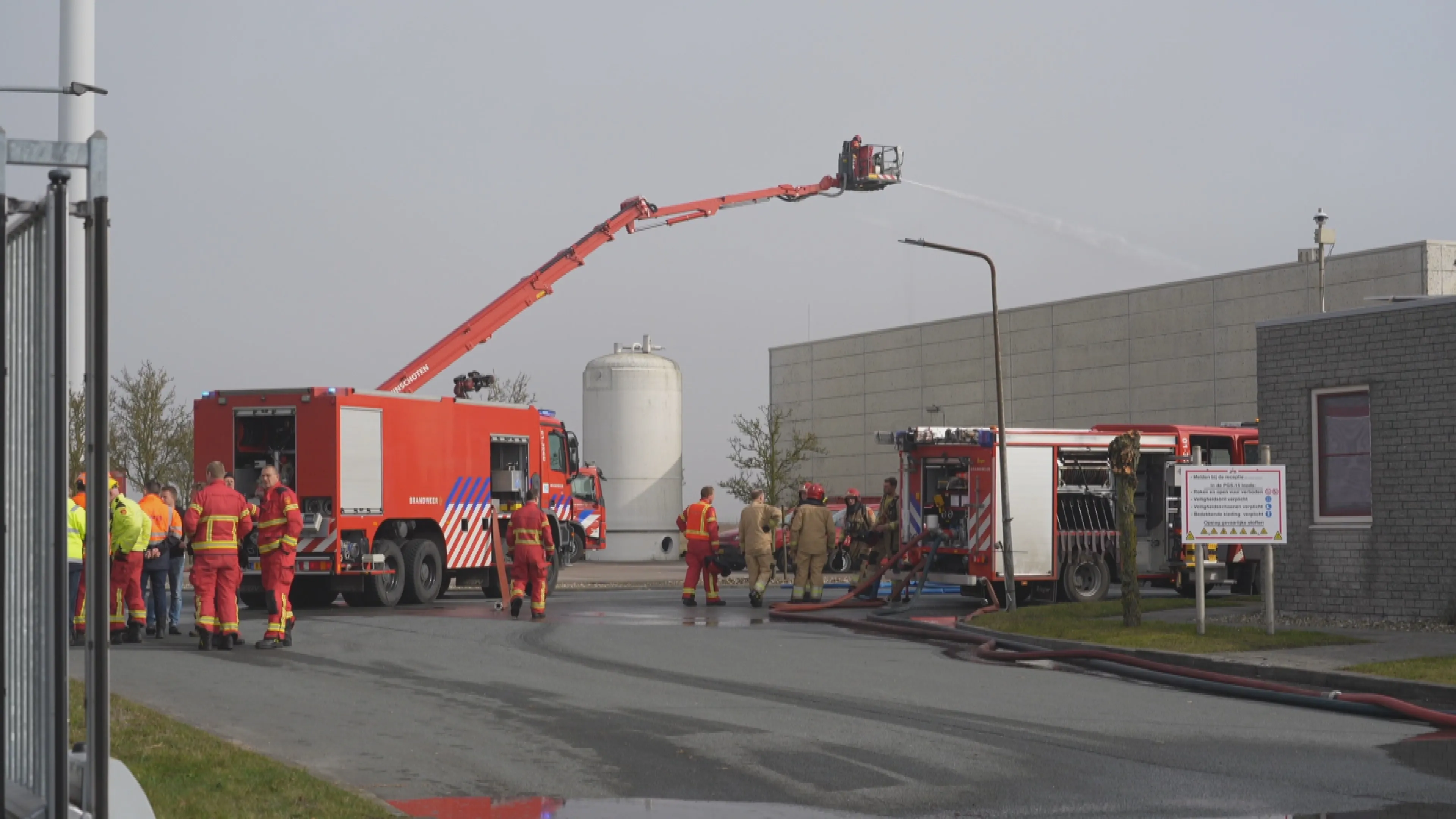 NL-Alert voor zeer grote brand bij bedrijf met gevaarlijke stoffen in Farmsum