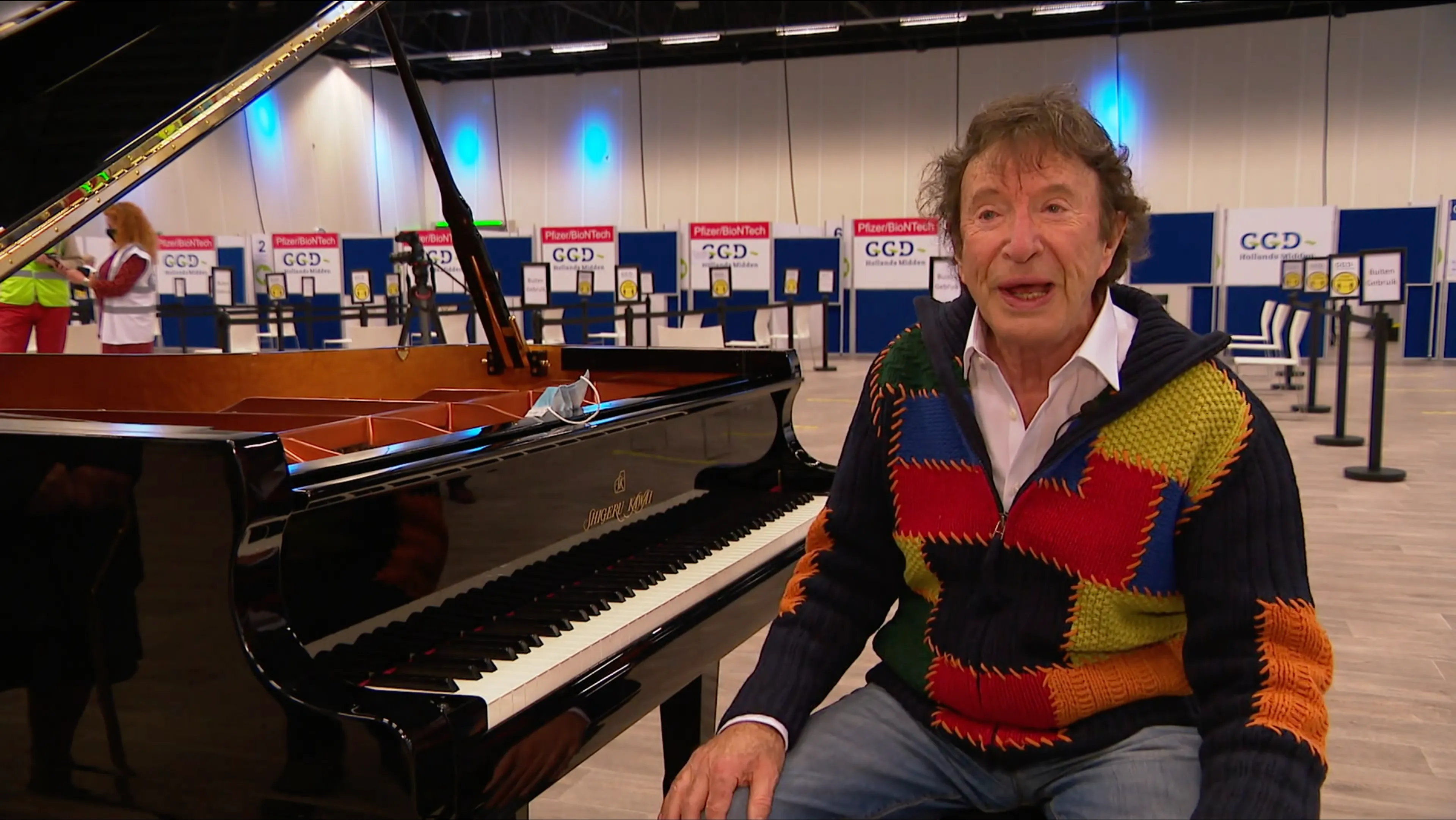 Pianist is zó blij met vaccinatie, dat hij een concert geeft voor de GGD