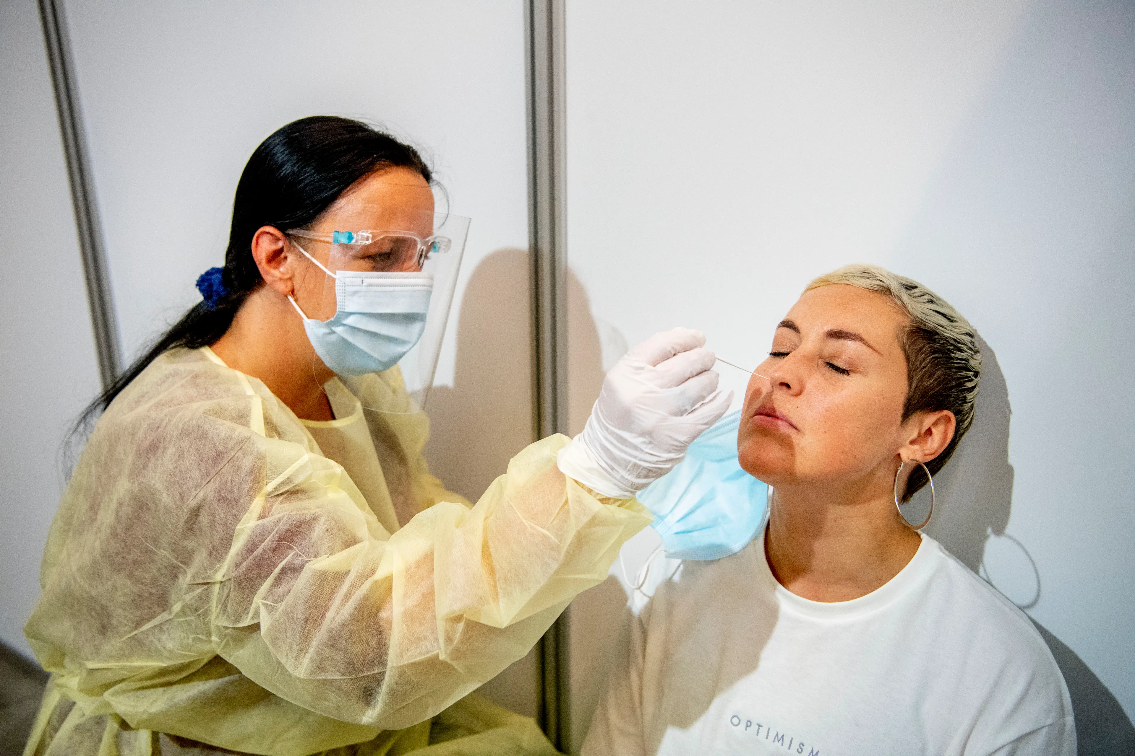 Aantal positieve coronatests naar bijna duizend, wel steeds minder patiënten in ziekenhuis