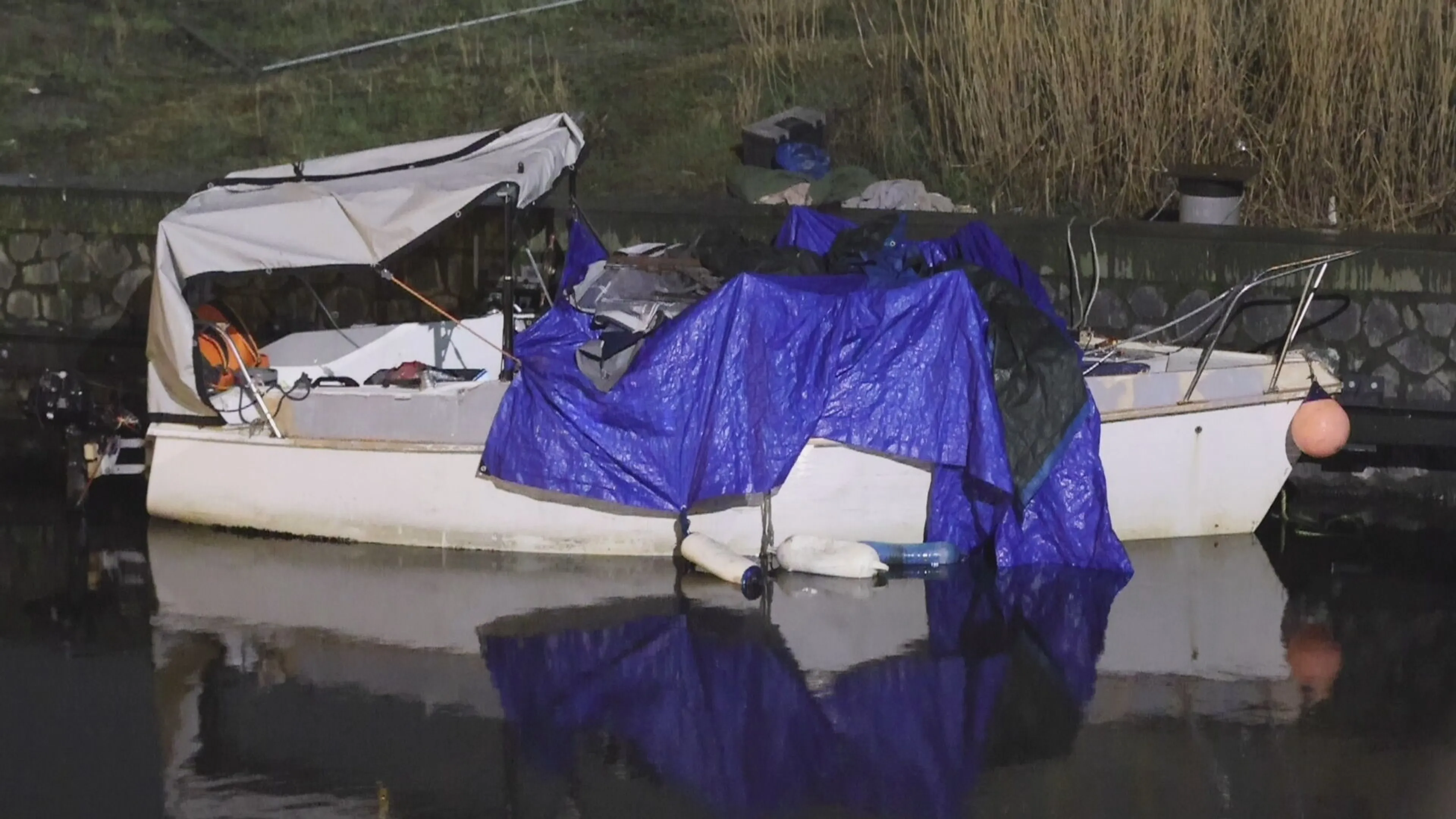 Twee overleden personen gevonden op bootje in Den Haag