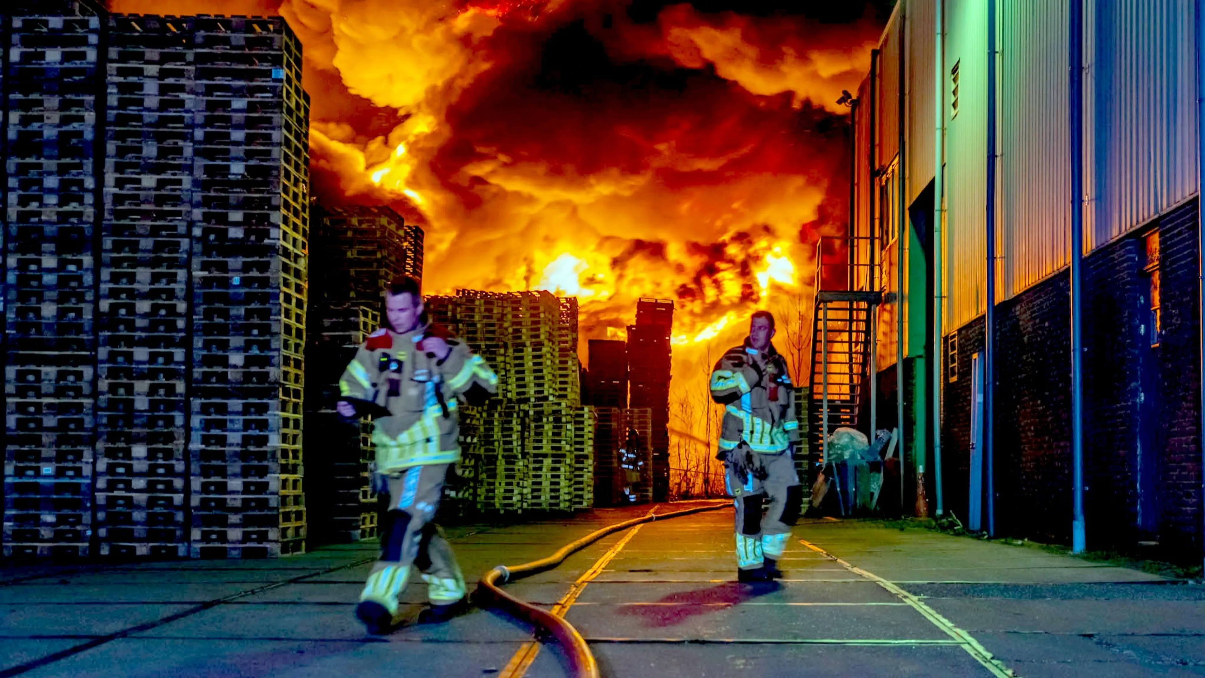 Metershoge vlammenzee bij grote brand op industrieterrein Almere