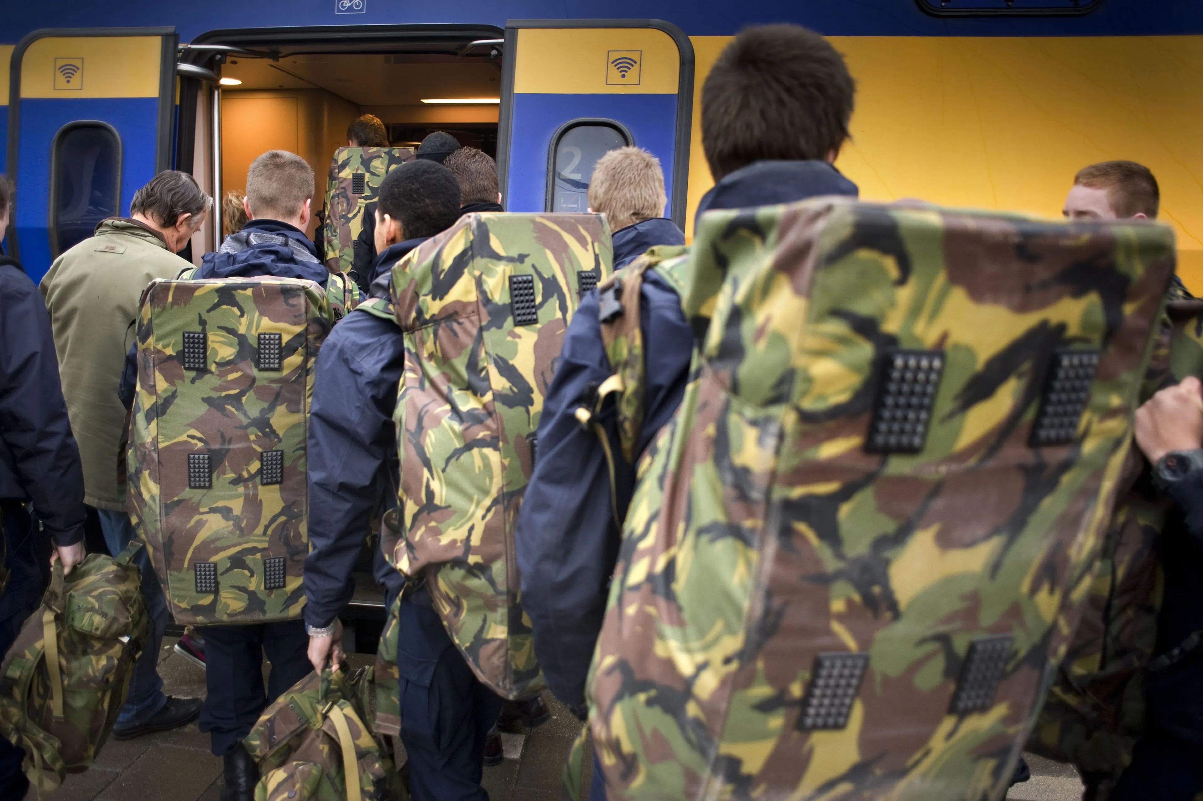 Helft Nederlanders eens met VVD-plan om treinreizen gratis te maken voor militairen